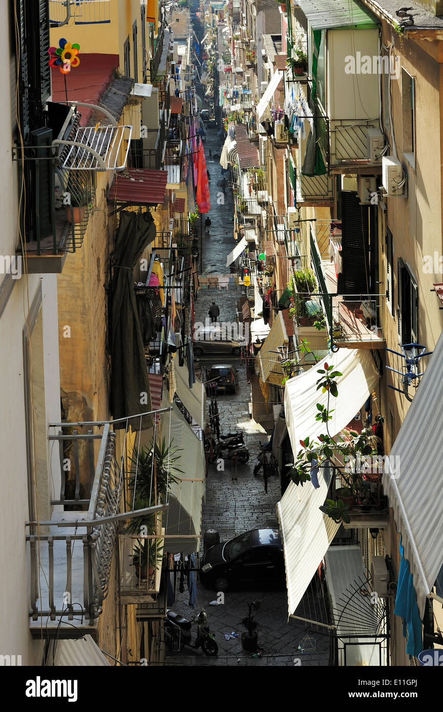 Alley parmi les quartiers surpeuplés de Naples, Italie Banque D'Images