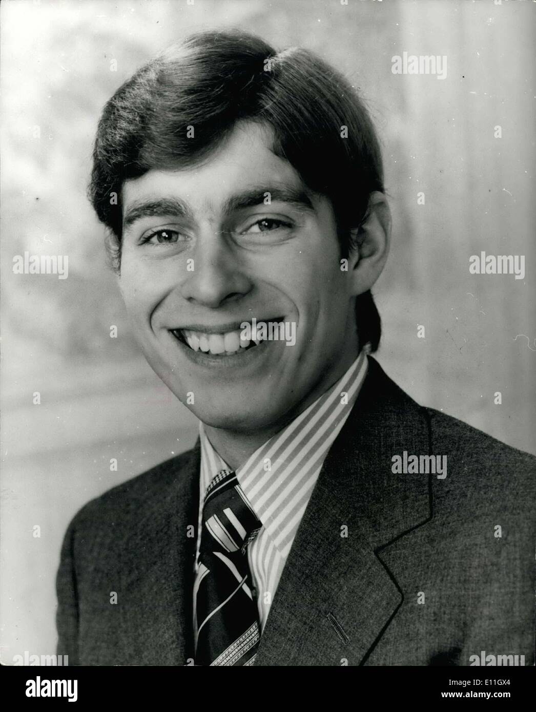 10 févr. 19, 1978 - Prince Andrew vient de l'âge : S.A.R. le Prince Andrew photographié dans la salle Regency à Buckingham Palace pour l'occasion de son 18e anniversaire le 19 février 1978 th. Le prince Andrew, qui est le troisième enfant de la Reine et le Prince Philip, est deuxième, après le Prince Charles, dans la ligne de succession au trône Portrait réalisée par Peter Grugeon. Banque D'Images