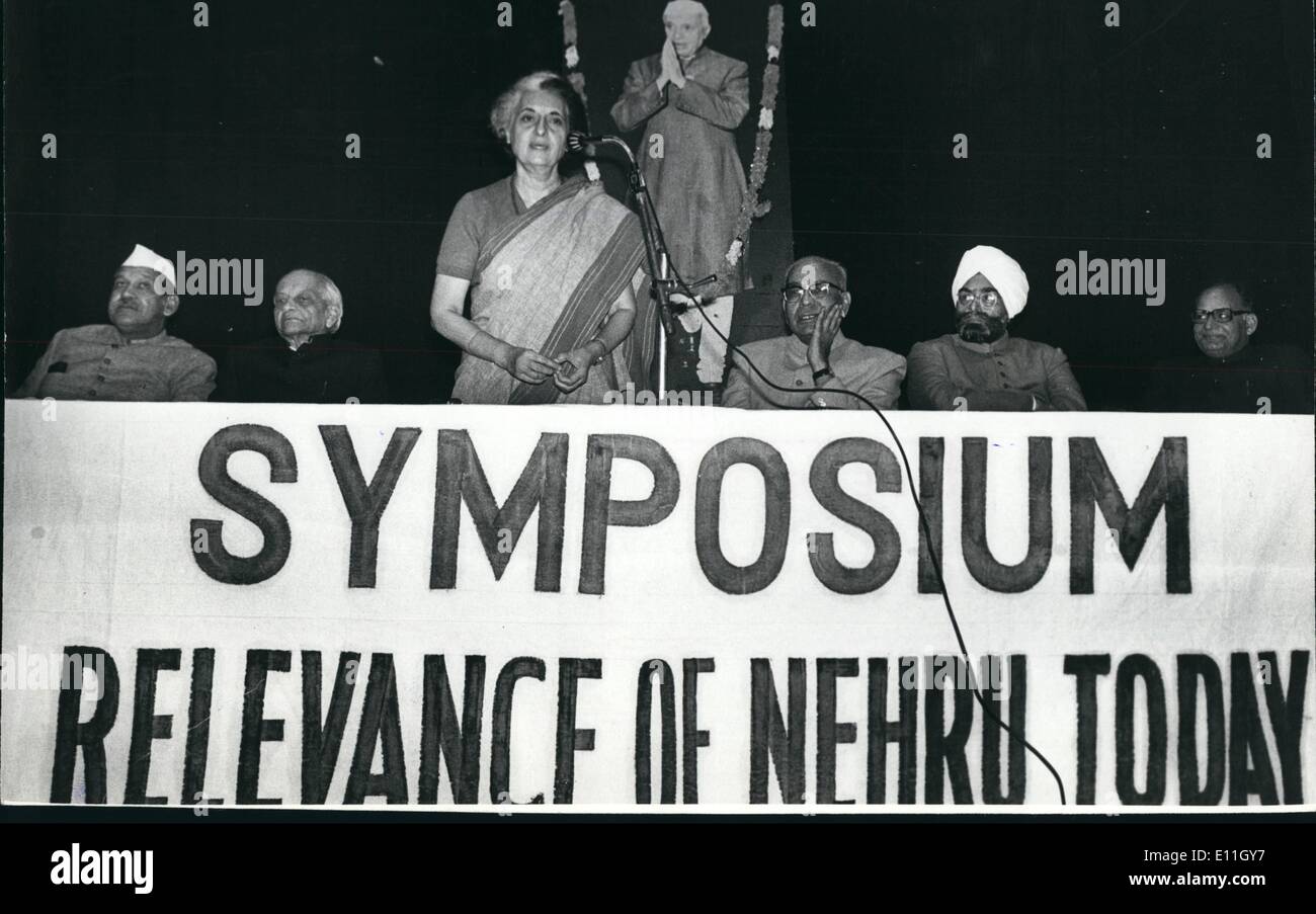 Le 12 décembre 1977 - L'ancien Premier Ministre Mme Indira Gandhi s'adressant à un colloque sur "La pertinence de Nehru aujourd' à Mavalankar Hall à New Delhi. Vu de gauche sont M. S.D. Sharma, M. S.A., M. V.P. Dange Naik (qui a présidé) M. Giani Zain Singh, M. Devgun et Savita. Banque D'Images