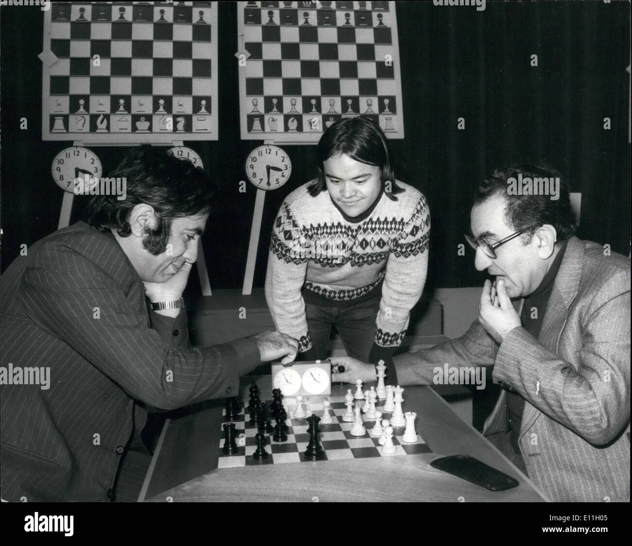 Le 12 décembre 1977 - Congrès International d'échecs de Hasting : Le 53e Congrès international d'échecs d'Hastings annuel tenu à la White Rock Pavilion et Falaise Hall a commencé aujourd'hui et Hastings est l'un des événements les plus importants dans le calendrier d'échecs. Plus de 400 concurrents sont arrivés de tous les coins du monde. Photo montre. Grandmasters, Dzindzhashvili romain d'Israël (à gauche) et l'ex champion du monde Tigran Petrosain, URSS, regardée par Jonathan Tisdell (USA) un match avant le tournoi ouvert à Hastings aujourd'hui. Banque D'Images