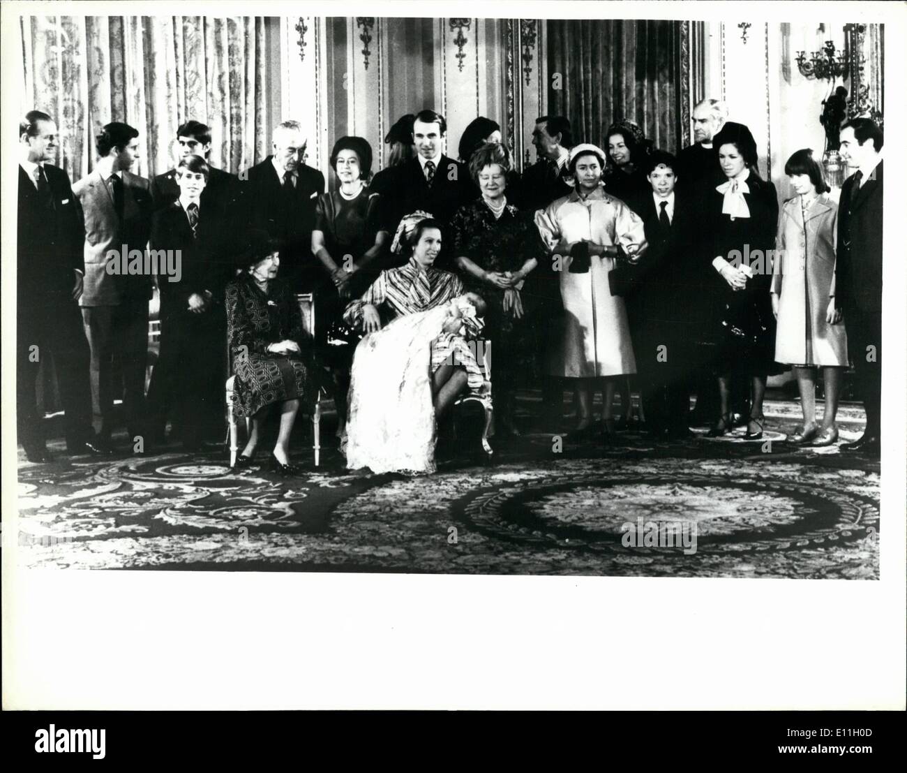 Le 12 décembre 1977 - Groupe de baptême au palais de Buckingham. : (gauche-droite) le prince Philip, le Prince Charles, Prince Andrew et prince Edwar ; Lord Mountbatten La Reine, le Capitaine Mark ; Philips (à moitié caché) Mme Peter Philips;le Major Peter ; Philips Princess Margaret ; Lady Cecil Cameron de Lochiel, vicomte Lindly ; Mgr Geoffrey Tiarks ; Mme Timothée Holdernes Roddam ; Madame Sarah Armstrong-Jones ; Capitaine Hamish Lochore. A l'avant : assis. La princesse Alice;Princess Anne avec Maître Pierre. Banque D'Images