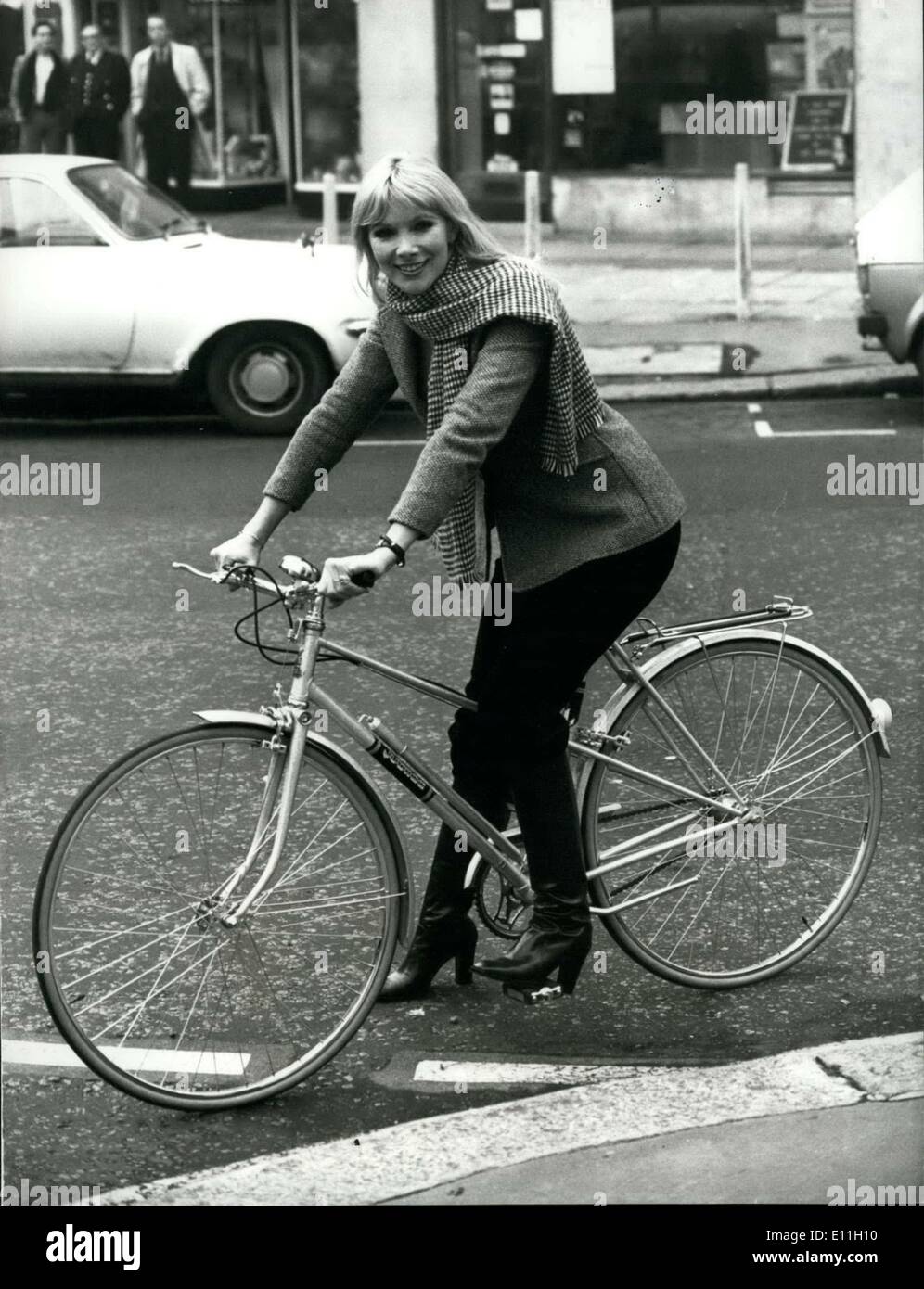 19 déc., 1977 - Queen's location aux enchères. Susan Hampshire VA POUR UN 'Spin' sur la machine Royal. La Reine est la mise en place Banque D'Images