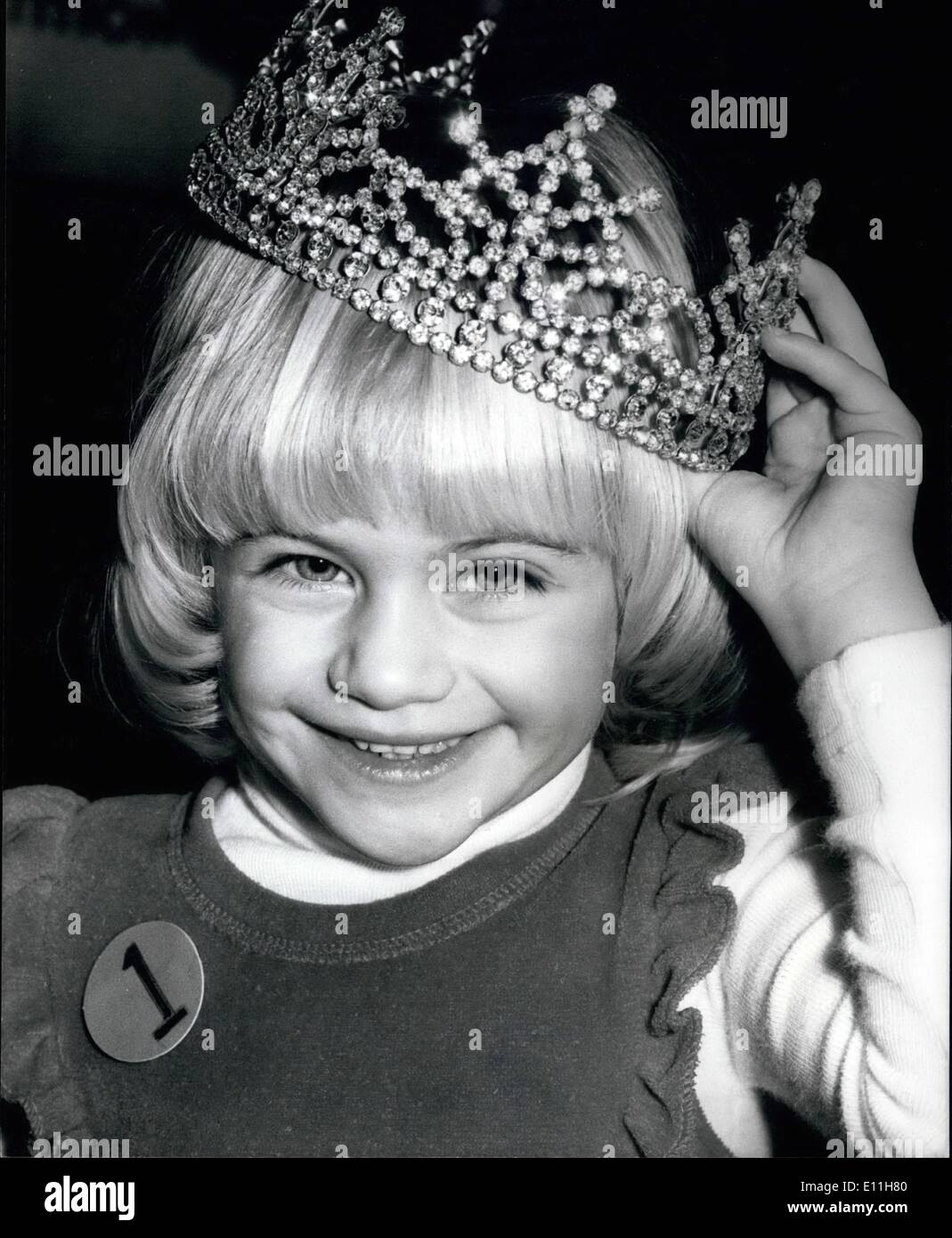 01 janvier 1978 - Mini miss Royaume-Uni : un blomadewith unlibely le nom de Mlle Cow entendu de North Hertfordshire, né le Broxchomrem est parti avec la mini Miss United Kingdon mais viskory est venu comme il a surpris à 1/4 ans cownhard frette,elle sais pourquoi elle wen le titre, dit-elle. Je suis la fille ' pottiest j'école, ''J'ai les yeux bleus et obtenir des cheveux blancs et je ne me sens pas ciel. Elle est la fille d'un couple de danseurs le long emateur. photo montre 1/4 ans tracassés vacher après beingarowd mini miss Royaume-Uni à Londres aujourd'hui. Banque D'Images