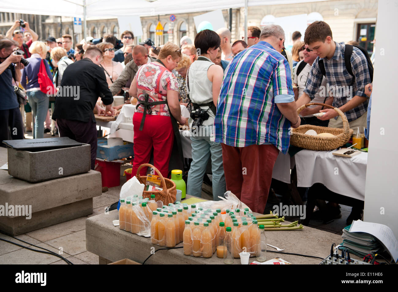 Varsovie, Pologne, le 21 mai 2014, manifestation pour la défense de la nourriture saine au rue Nowy Swiat. Des produits faits maison manifestation contre la nouvelle loi en Pologne. Credit : Arletta Cwalina/Alamy Live News Banque D'Images