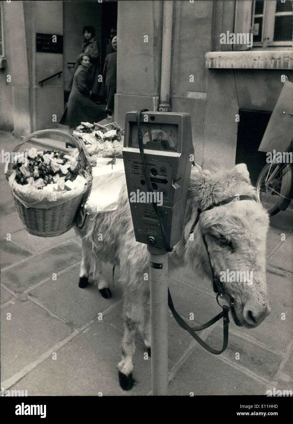 Mar. 03, 1978 - bien connu des Parisiens, ce petit âne blanc est chargé avec la lavande que son maître vend aux passants. Lorsqu'ils s'arrêter à un coin de rue, son maître lui crochets facilement jusqu'à un parcomètre. Nuerburgring - voitures de sport - International 1 000km ra Banque D'Images