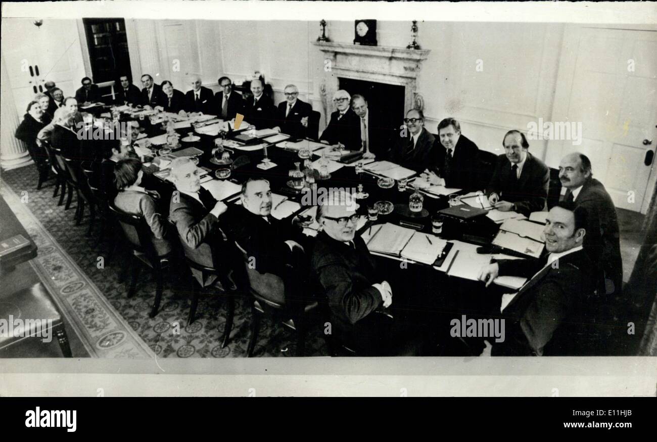 13 mars 1978 - 13 mars 1978 - Première photo d'un Cabinet en session - ce serait la première photo prise d'un Premier Ministre et des membres de son Cabinet en session au 10 Downing Street. Les membres (à droite de M. Callaghan dans le centre historique) avec leurs ministères sont : M. Foot (Chef de la Chambre des communes), M. Shore (environnement), M. Mulley (défense), Roy Hattersley (prix), Stanley Orme (sécurité sociale), M. Banque D'Images