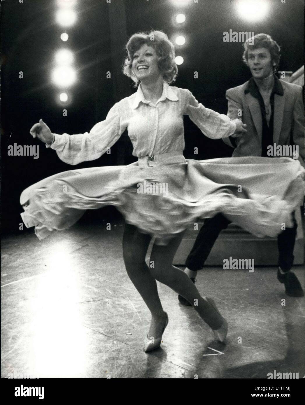 Mar. 31, 1978 Elaine-As - Eva Peron : Elaine Paige, un presque inconnu actrice a remporté le plus de rôle, elle est couverte de jouer le titre dans la comédie musicale 'Evita', réalisé par Prince Hall. Il a choisi Elaine en raison de sa ressemblance physique à Eva Peron, maintenant elle est confrontée à des semaines de répétition avant le spectacle s'ouvre à Londres en juin. photo montre : Elaine Paige qui joue le rôle d'Eva Peron dans la comédie musicale 'Evita', qui s'ouvre à Londres en juin. Banque D'Images