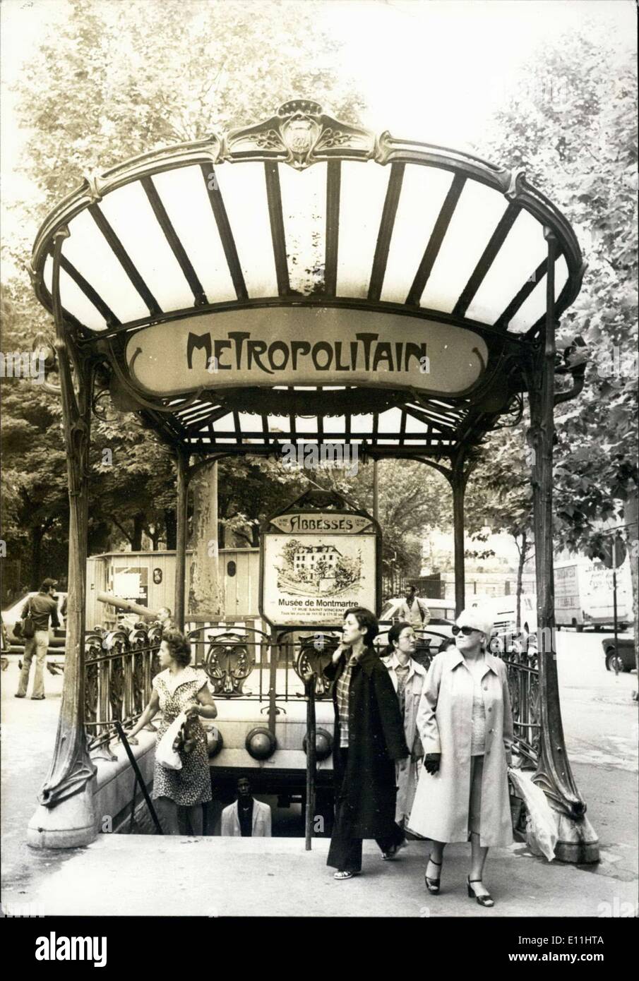 Juin 23, 1978 - Les gens de quitter l'entrée de Paris Métro Conçu par Hector Guimard ESS. Banque D'Images