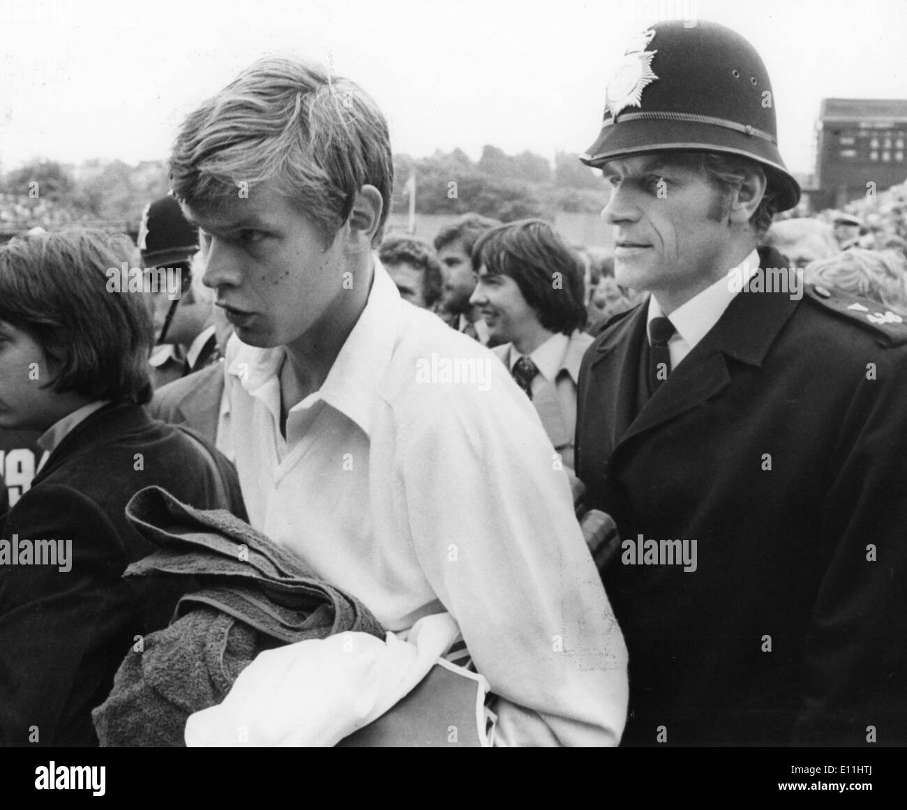 Juin 26, 1978 - Londres, Angleterre, Royaume-Uni - Tennis Player BUSTER MOTTROM étant escorté par un policier après avoir battu Palm Douglas à Wimbledon. Banque D'Images