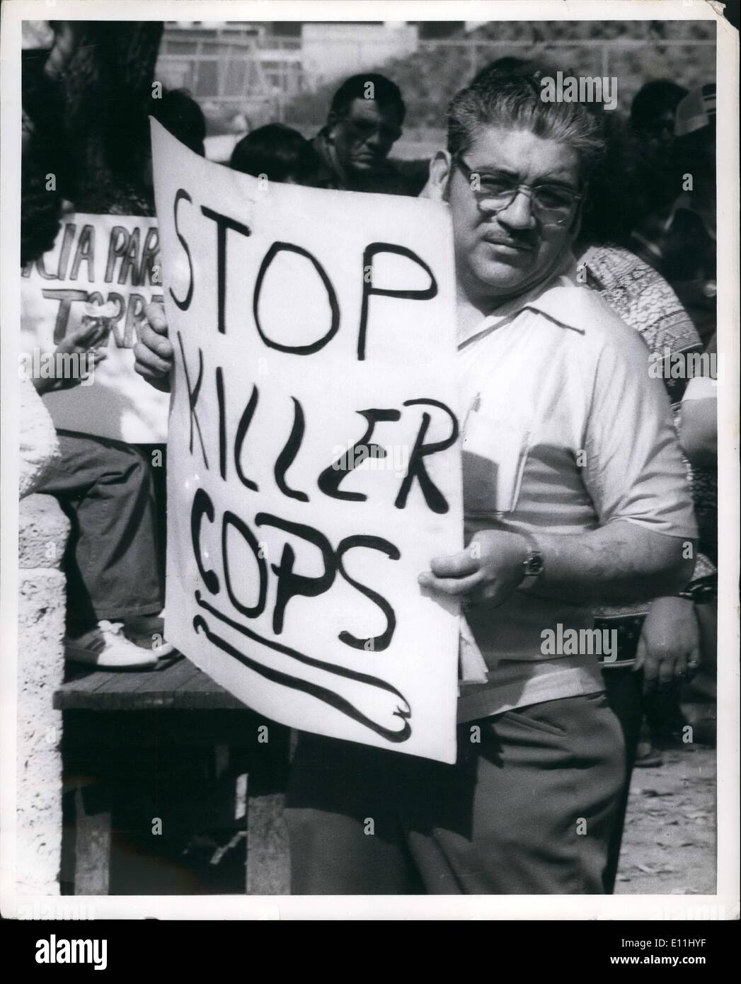 Avril 02, 1978 - Joe Campos Torres : Démonstration/mexicains américains, Noirs et Blancs réunis devant l'Hôtel de ville de Houston Banque D'Images