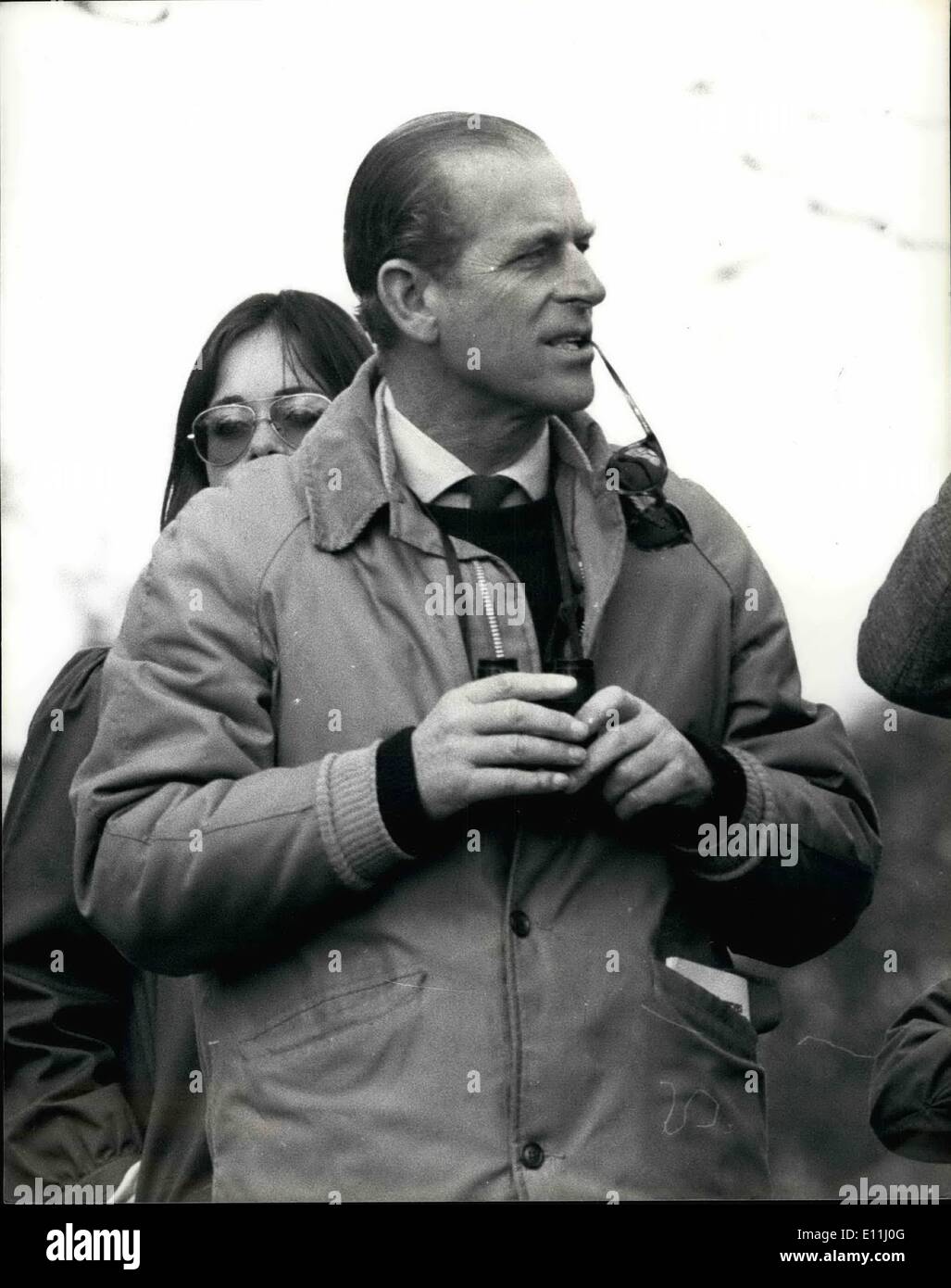 Avril 04, 1978 - Badminton Horse Trials : Le cross country de la section trois jour Badminton horse trails rock place aujourd'hui devant une foule de 100 000 qui comprend la reine et les autres membres de la Gendarmerie royale. photo montre le Prince Philip tient ses lunettes dans sa bouche tout en regardant la section cross-country Badminton à aujourd'hui. Banque D'Images