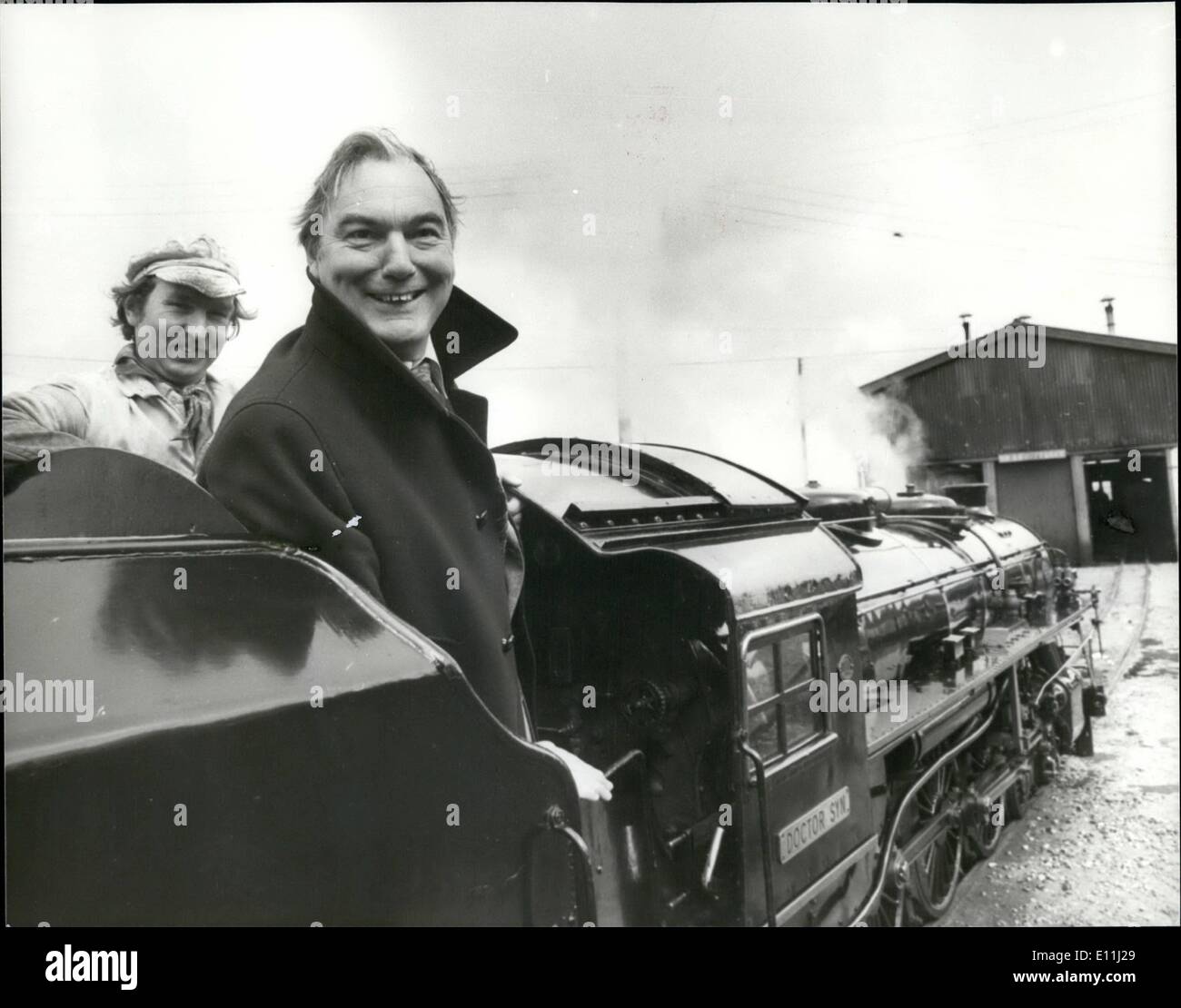 Avril 04, 1978 - Chef de la British Rail va de la vapeur. British Rail Président Peter Parker a survolé par hélicoptère à Dover aujourd'hui. Il a été conduit à voir et voyager sur le Romney, Hythe et Dymchurch, Light Railway, où il a inauguré ce que l'on pense être la première voiture buffet sur une telle voie étroite. Photo montre : British Rail Président Peter Parker aux commandes de la machine à vapeur avec le pilote Peter Smith quand il a visité Dover aujourd'hui. Banque D'Images