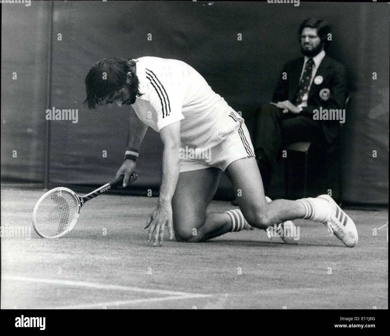 Juillet 07, 1978 - Nastase est battu par Tom Okker à Wimbledon : Ilie Nastase la Romanian 'bad boy' du tennis et le n° 9 semence a été éliminé de la simple messieurs à Wimbledon hier par l'indemnité le Néerlandais Tom Okker. Photo montre Tom Okker vu en action contre je Nastase hier à Wimbledon. Okker a gagné 7- 6-1 2-6 6-3. Il jouera Bjorn Borg de Suède le tenant du titre en demi-finale de jeudi. Banque D'Images