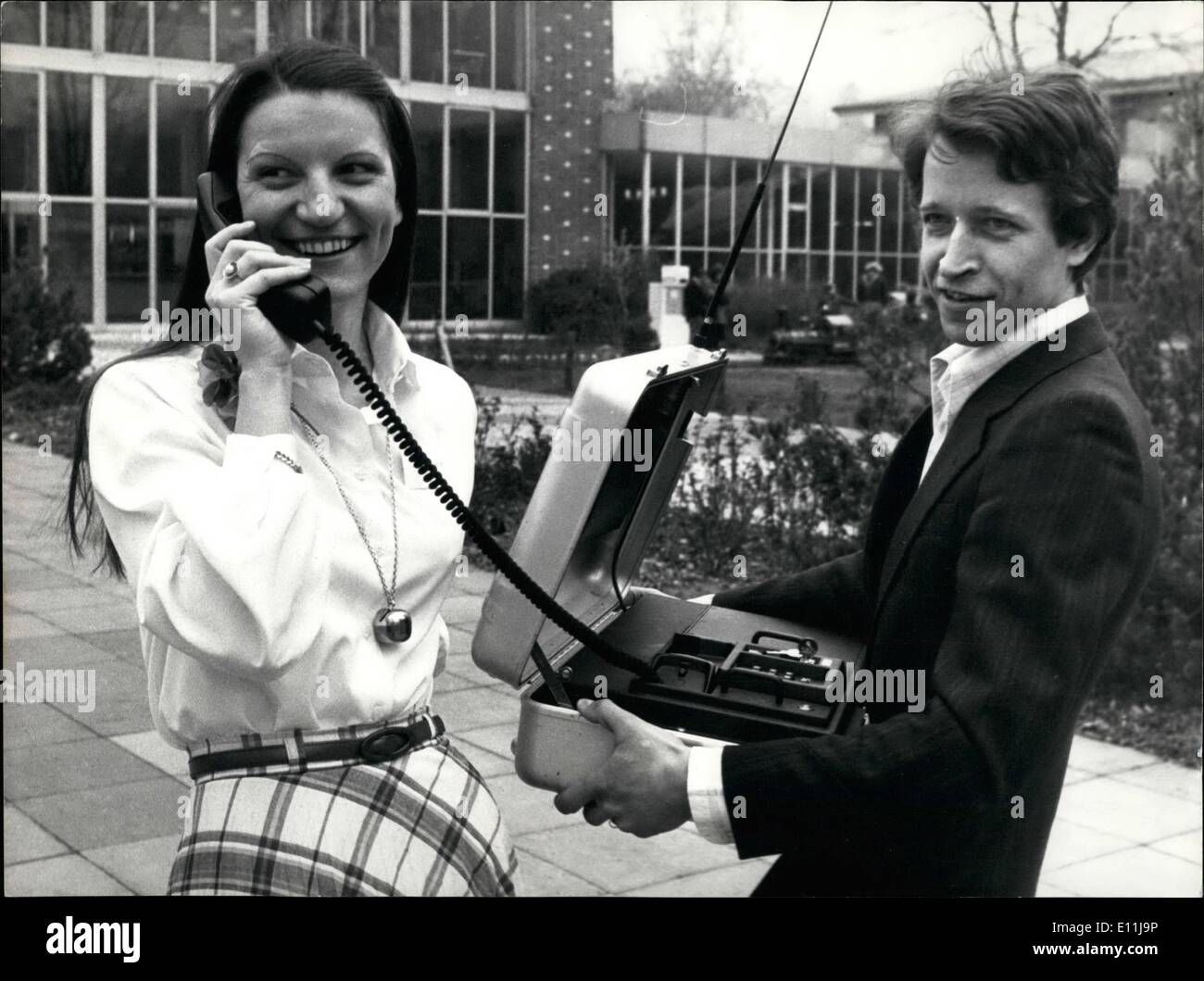 Avril 04, 1978 - Happy Times sont venus : Vous pouvez téléphoner de partout, même de la rue. Cette semaine en Suisse il y a été ouvert officiellement le premier des quatre parties de la voiture-telephone-net en même temps à Lucerne cette valise-téléphone, produit par la BBC (Brown-Bovery) a été présentée : à partir de votre voiture, vous pouvez en appeler de cet instrument de partout à la portée de l'net partout. Banque D'Images