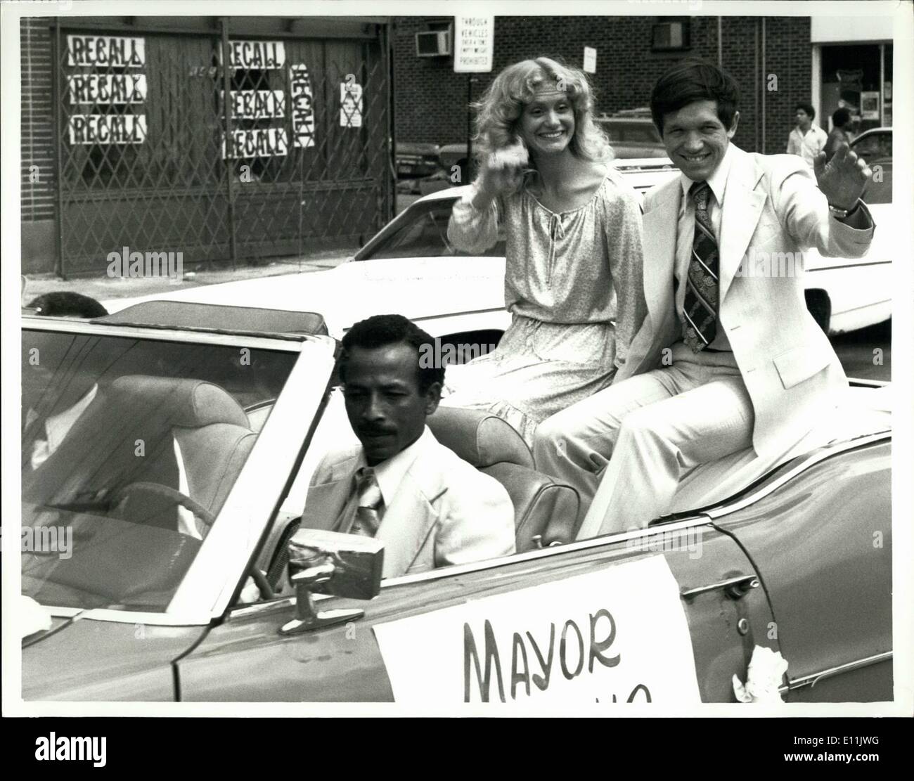 08 août 1978 - Le maire Denis J. Kucinich (31) et son épouse Sandy faisant campagne contre son rappel dans le ghetto noir de la région de Cleveland côté est connu sous le nom de Mt. Agréable. C'était un de ses points forts dans l'élection , mais est désormais fortement pour le rappel. Les gens de Cleveland va voter sur le rappel le 13 août 1978. Banque D'Images