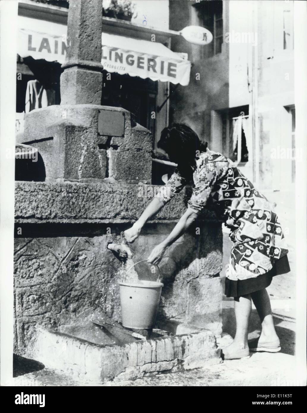 Septembre 01, 1978 - L'eau chaude sans fin - et pas de factures pour les heureux propriétaires de Chaudes-Aigues : avec les coûts de chauffage de l'eau domestiques augmentent constamment la chance sont les personnes qui vivent dans la petite ville française de Chaude-Aigues. Ils ont eu leur propre réserve inépuisable d'eau chaude au robinet depuis les dents de Romain. La source de l'eau chaude est un puits appelé Le Par qui a une alimentation haute pression avec une température de 82 degrés Celsius à la surface Banque D'Images