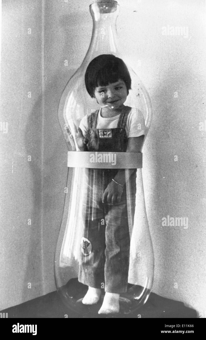 Sep 07, 1978 ; Zurich, Suisse ; Quand souffleur de verre Suisse Franz Joseph Juergen entendu sur le tube à essai bébé, il pensait de Banque D'Images