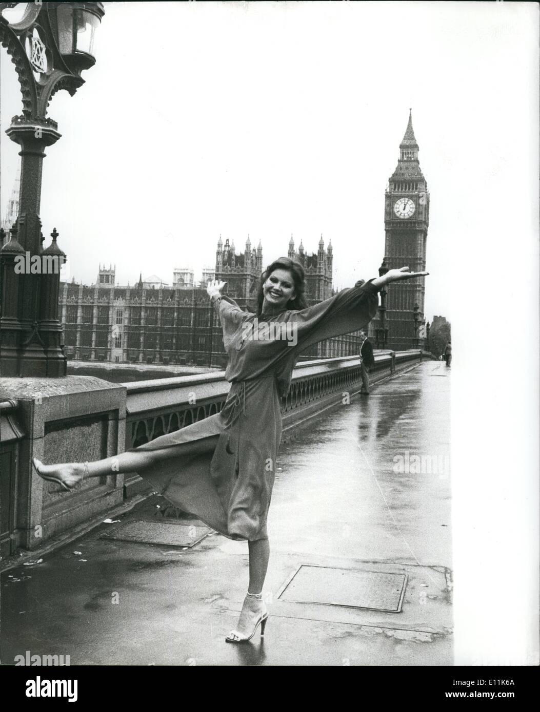 Septembre 09, 1978 Miss Univers - Visite London : Margaret Gardiner, de Capetown, le 19-year-old Miss Univers régnant passer quelques heures à visiter les wights de Londres hier, elle aussi pour une escale en route visite de Miami à Johannesburg. Photo montre Margaret Gardiner "Miss Univers" montre ses jambes délicieuses de Westminster Bridge montrant les chambres du Parlement, au cours de sa courte visite à Londres hier. Banque D'Images