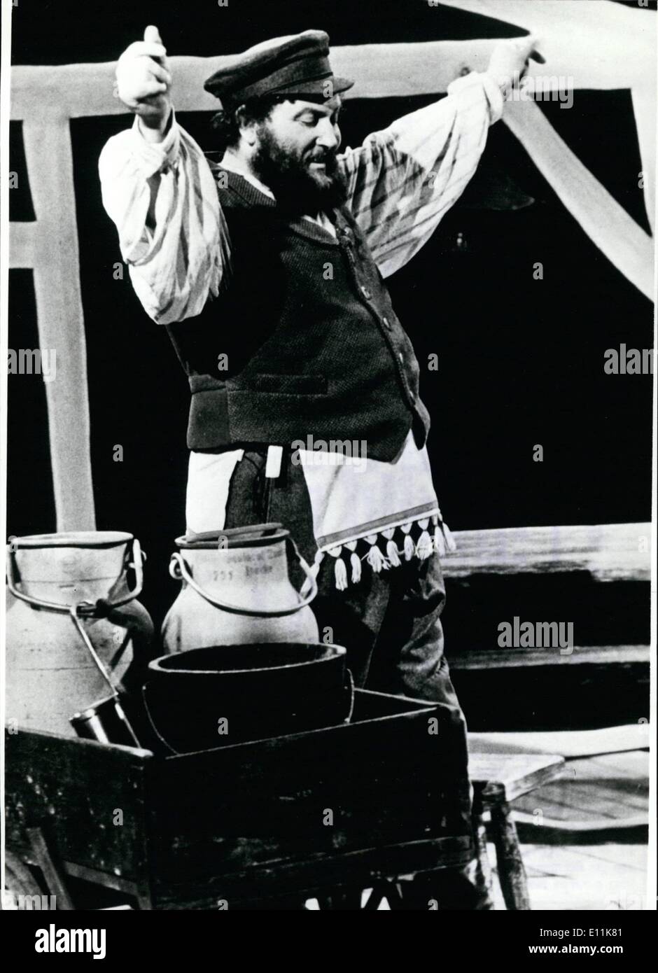 09 septembre 1978 - première de la comédie musicale ''Anatevka'' à Munich. Wried juste pour Ivan Rebroff lui-même il semble, est le rôle du milkman Tavje dans la célèbre comédie musicale ''Anatevka'. De retour d'un grand tournoi (Asie et Australie) avec cette comédie musicale, il se tiendra maintenant du 15 septembre à Munich/Allemagne de l'Ouest sur la scène de l'Olympia-hall, pour plaire aux auditeurs avec les mélodies bien connues de ''Anatevka''. Après les dix jours de Munich, il a commencé un désormais tournee par l'Allemagne de l'Ouest, l'Autriche et la Suisse Banque D'Images