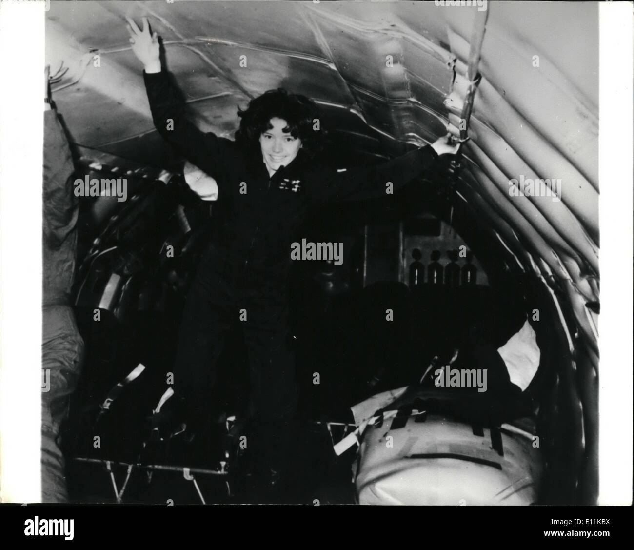 Juin 06, 1978 - femme parmi les candidats astronautes : parmi les candidats astronautes de l'Amérique est Anna L. Fisher, représenté comme elle-même à la main avec des ancres tenir durant le début d'une courbe parabolique, au cours de l'entraînement à bord d'un KC-135 (séro-gravité). L'avion vole coupé d'Ellington Air Force Base. Banque D'Images
