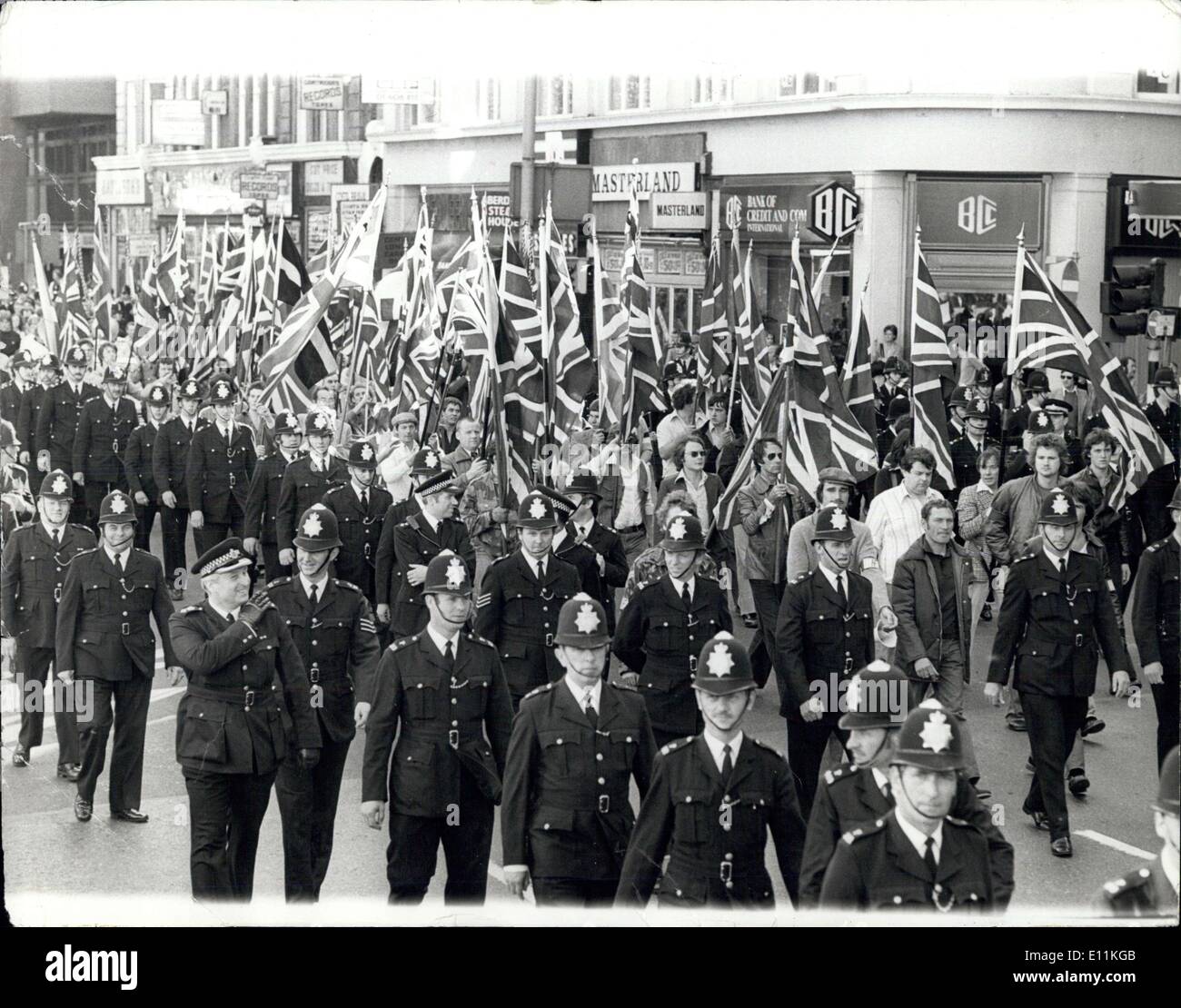 Septembre 25, 1978 - Front National et Anti-Nazi League Mars à Londres : La police marcher en force avec un Front National procession dans Charing Cross Road hier pour parer à toute confrontation avec l'Anti-Nazi league manifestants ont organisé une marche en même temps. L'avant de supports, dirigé par Martin Webster (en blanc), étaient en route pour Shorediton. L'Anti-Nazi League a tenu une réunion à Hyde Park avant de marcher hors de la police à Brixton keeped-les bien à part. Banque D'Images