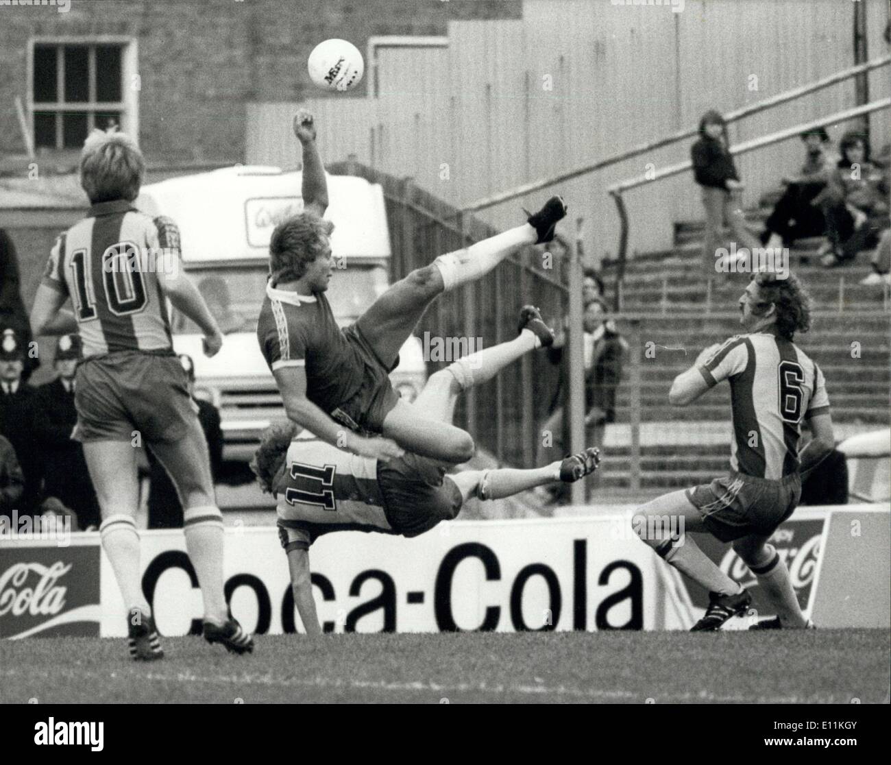 Le 30 septembre 1978 - Chelsea V West Brom : Photo montre Steve Wicks le Chelsea no5, et John Trewick le West Brom Non 11 pendant un exercice d'équilibre pendant le match à Stamford Bridge aujourd'hui. Banque D'Images