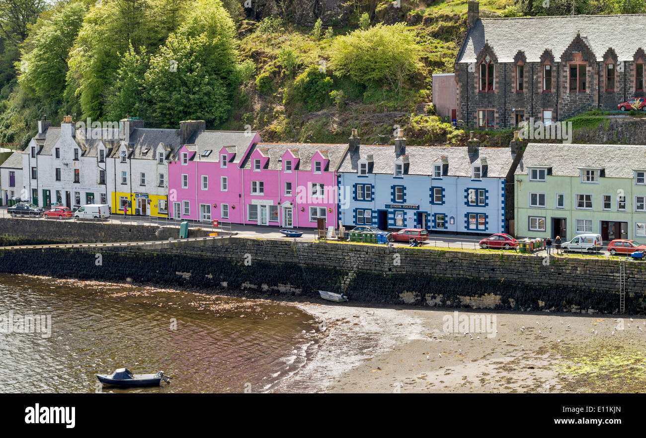 Maisons colorées AU BORD DE L'île de Skye, PORTREE HARBOUR ECOSSE Banque D'Images
