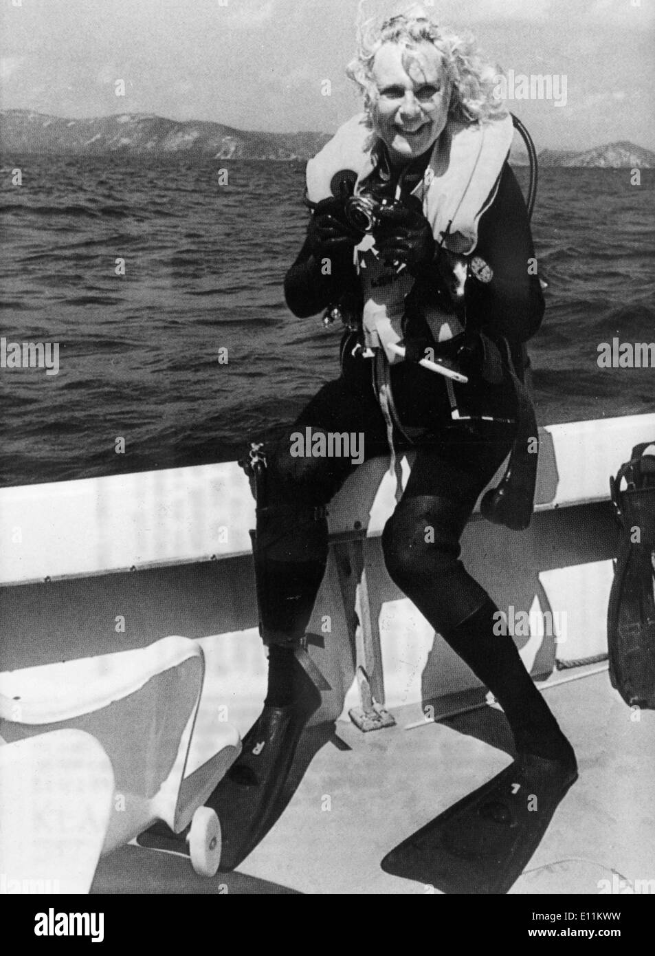 01 janv., 1979 - Salzburg, Autriche - Photo : Circa 1979. LENI RIEFENSTAHL est décédé à la maison dans son sommeil de 101. Elle était surtout connu pour les films de propagande nazie elle a fait sous le contrôle d'Hitler et son chef de la propagande Goebbels, Josef. Elle a été jugé et effacée d'être un Nazi après la guerre mais d'ici là sa carrière de cinéaste était terminée. Elle se tourna vers la photographie et passé des années à photographier la tribu noubas du Soudan pour lequel elle a remporté un prix. Photo montre Leni se préparent à faire de la plongée, une activité qu'elle a pris quand elle était de 76 ans. Banque D'Images