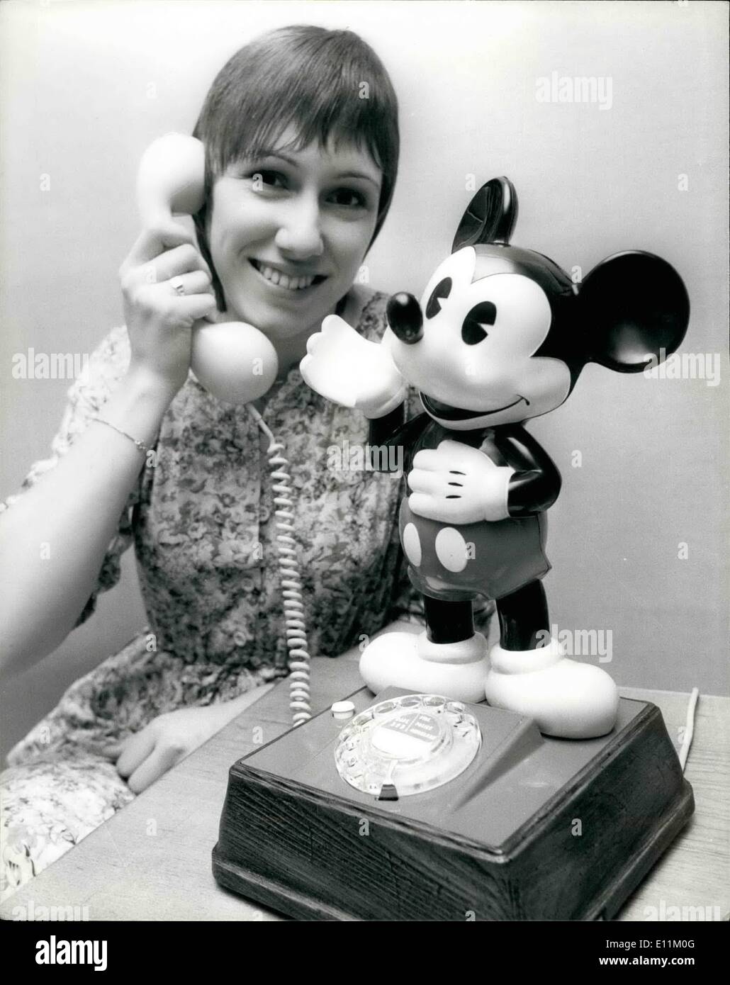 10 octobre 1978 - Mickey Mouse téléphones : le GPO mettent la nouveauté 1000 téléphones portables en forme de Mickey Mouse sur le marché coiffure, abvertising Boutigues et organismes ont déjà dit qu'ils sont prêts à payer le supplément de 5 qu'ils auront à payer pour les faire installer. Photo montre Sandra Roberts voit en utilisant le nouveau téléphone de Mickey Mouse. Banque D'Images