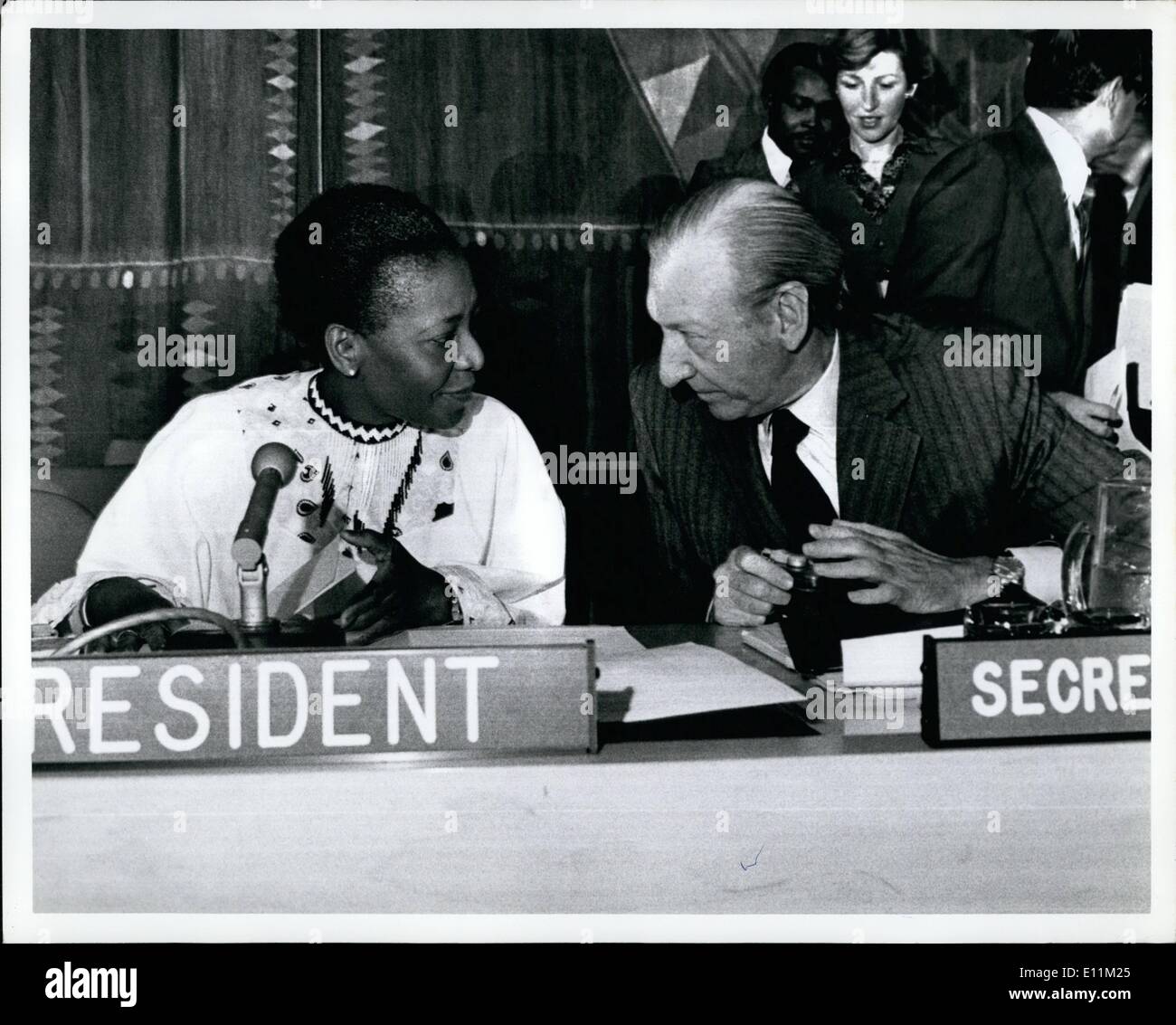 10 octobre, 1978 - Vendredi 10-27-1978 Organisation des Nations Unies : Sec. Gen. Waldheim avec Mlle C. Gwendoline Konie Amb de la Zambie et président du Conseil sur la Namibie. Crédit : Brian Alpert Banque D'Images