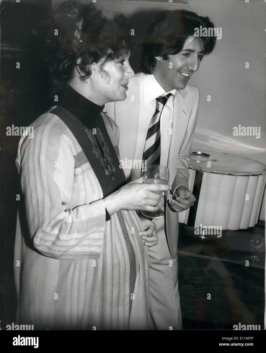 02 février 1979 - Francesca Annis attend l'heureux événement : Francesca Annis qui était l'étoile dans le Lillie Langtry' série télévisée dramatique est vue ici quand elle a reçu son prix en tant que personnalité de l'IRV, pour sa série comme ''Lillie'' pendant le Varsity Club du GT. Déjeuner de remise des prix de la Grande-Bretagne au Savoy Hoyal aujourd'hui, comme vous pouvez le voir elle aura bientôt un heureux événement, avec elle est Tom Conti qui a gagné le comédien sward, pour son effectuées dans ''dont la vie'' il il, de toute façon ? Banque D'Images