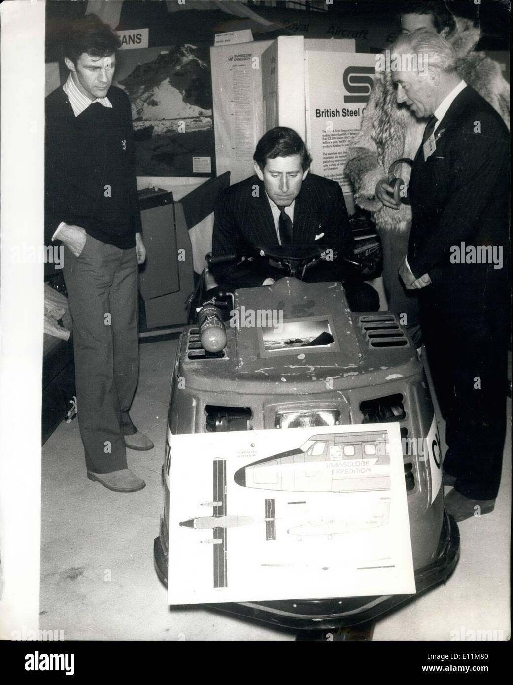 10 févr. 02, 1979 - Le Prince Charles lance la première tentative de voyage Transpolaire. Première tentative de l'homme voyage autour de la surface du monde par la route polaire a été officiellement lancé à Farnborough hier par le Prince Charles. 19 La solide équipe de l'expédition Transglobe présentera en septembre. Photo montre : le Prince Charles assis dans un Skido, d'un véhicule, quand il a lancé la route polaire expédition Transglobe à Farnborough, Hants, hier. Banque D'Images