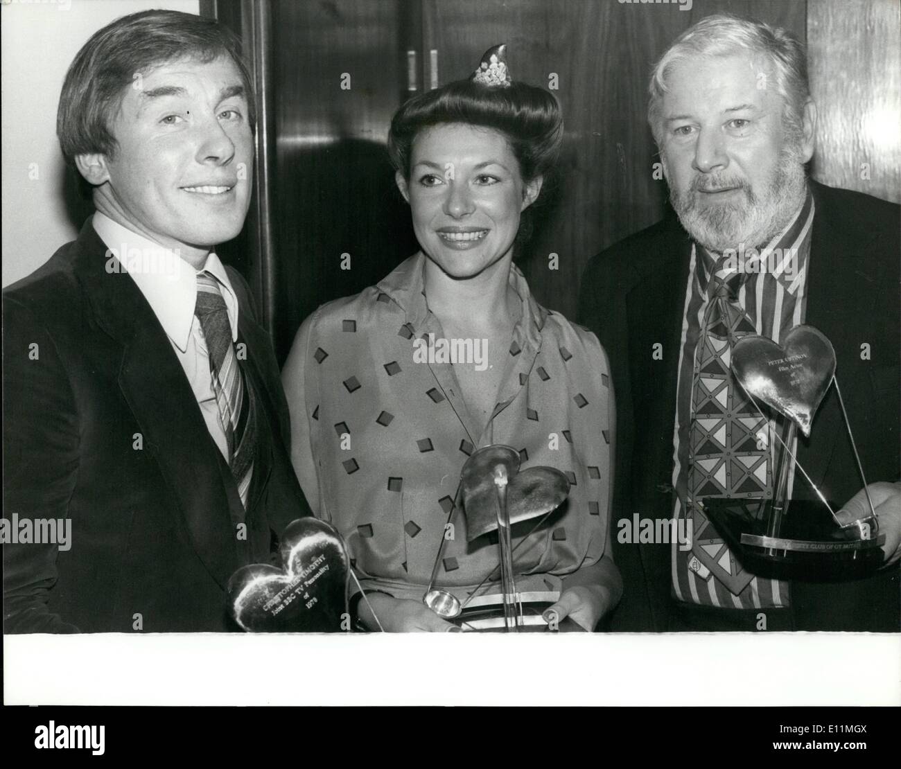 06 février 1979 - 6 février 1979 David Essex et Elaine Paige haut divers personnalités du Club. David Essex et Elaine Paige a été nommé aujourd'hui la variété Club of Great Britain's Show Business mixte de 1978 personnalités lors d'un déjeuner à la Savoie. Ils ont partagé l'honneur du club showbiz pour leurs performances dans la comédie musicale à succès, Ã¢â'¬ËoeEvita'. Photo : Vu leur prix, L-R : Christopher Timothy et Carol Drinkwater, pour leur série, Ã¢â'¬ËoeAll créatures grandes et petites' et Peter Ustinov pour sa performance dans Ã¢â'¬ËoeDeath NileÃ sur l Banque D'Images