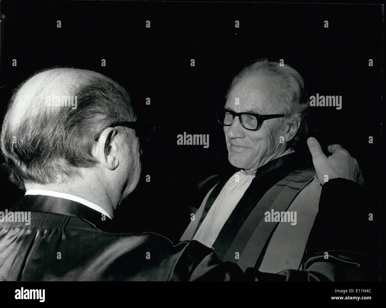 Le 12 décembre 1978 - L'Université du Michigan Professeur K.L. Pike a reçu un doctorat Honoris Causa de la Sorbonne. Lave-linge flexible - Les pompiers Banque D'Images