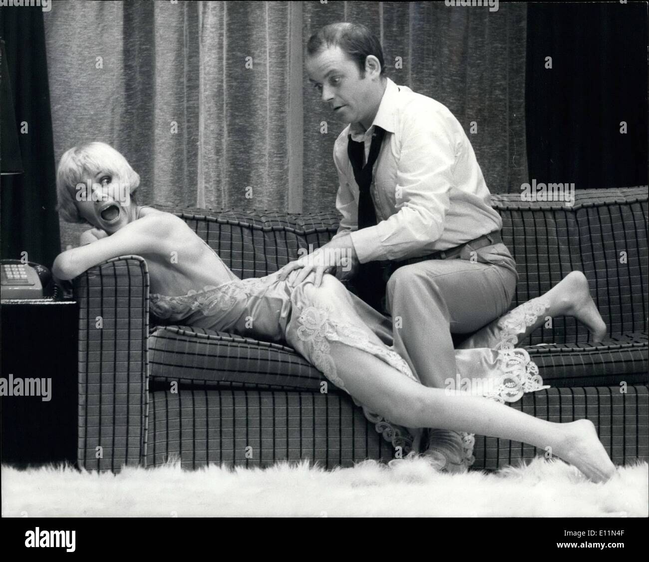 Le 12 décembre 1978 - Britt Ekland dans ''Ma mangé !'' au Comedy Theatre : Swedish Film star Britt Ekland, l'ancienne petite amie de pop star Rod Stewart, est d'étoiles en jeu appelé '' Mate !'', qui s'ouvrent au Comedy Theatre de Londres de mardi soir. Montre Photo Messaging Mates - Julian Holloway est à votre disposition pour apaiser Britt Ekland dans son nouveau stade, rôle, avec ses nouvelles sportives Britt cheveux courts style. Banque D'Images