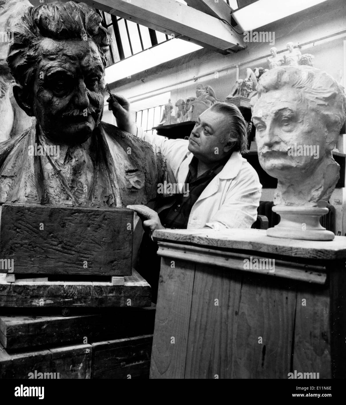 Jun 15, 1979 ; de la Moravie, en République tchèque, sculpteur académique, le professeur Milos Axman artiste tchécoslovaque de mérite, a réalisé un buste de Leos Janacek (1854-1928). Le buste de ce compositeur tchèque de renommée mondiale, un pionnier de la musique moderne, est conçu pour le foyer de la Leos Janacek Theatre à Brno, en Moravie du sud. Le buste sera dévoilé à l'ouverture de la 'Janacek Brno' Summer Festival, à Brno du 24 juin au 2 juillet 2002. La photo montre le professeur MILOS AXMAN travaillant sur le buste de Léos Jancek Brno dans son studio. Banque D'Images