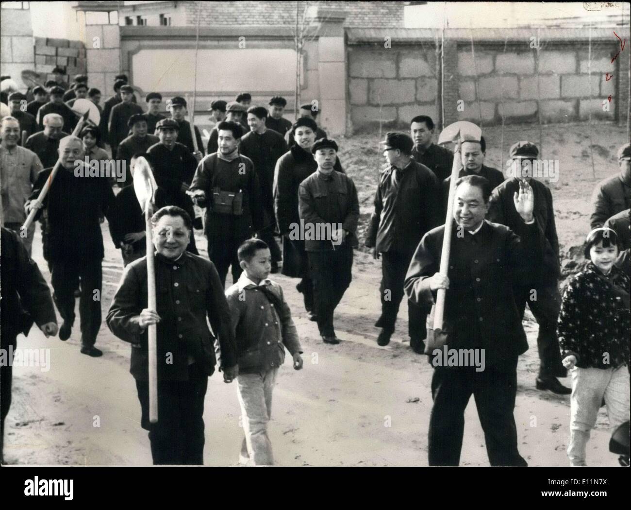 Mar. 06, 1979 - Le Premier ministre Hua Guofeng et vice-premier ministre Deng Xiaoping planter des arbres SST. Banque D'Images
