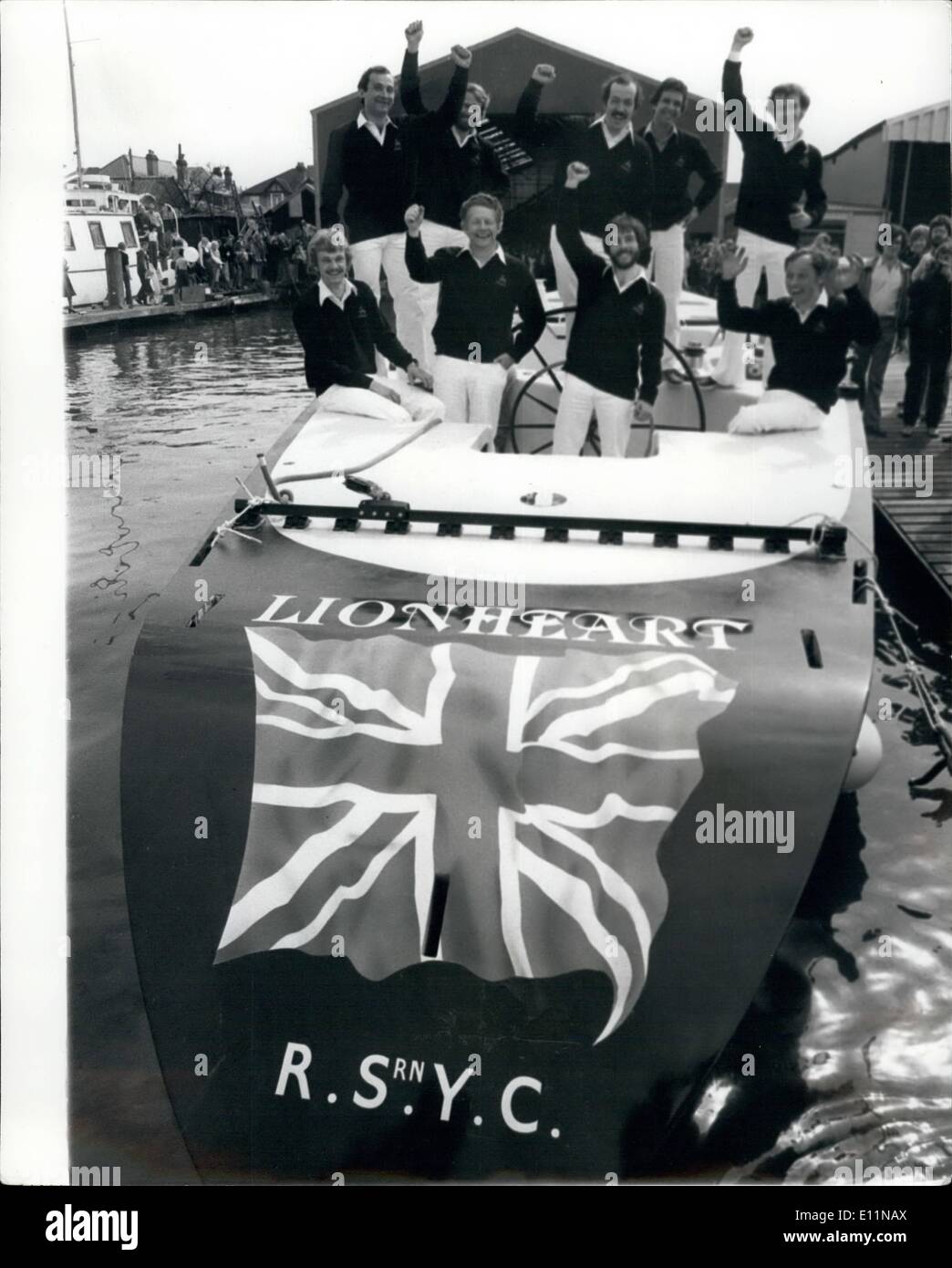 Avril 04, 1979 - Lion en lice pour l'America's Cup a lancé : le lion de 12 mètres, le nouveau concurrent britannique pour la prochaine America's Cup challenge series, a été lancé à Southampton le samedi. Photo montre un joyeux envoyer pour Lion après son lancement. Banque D'Images