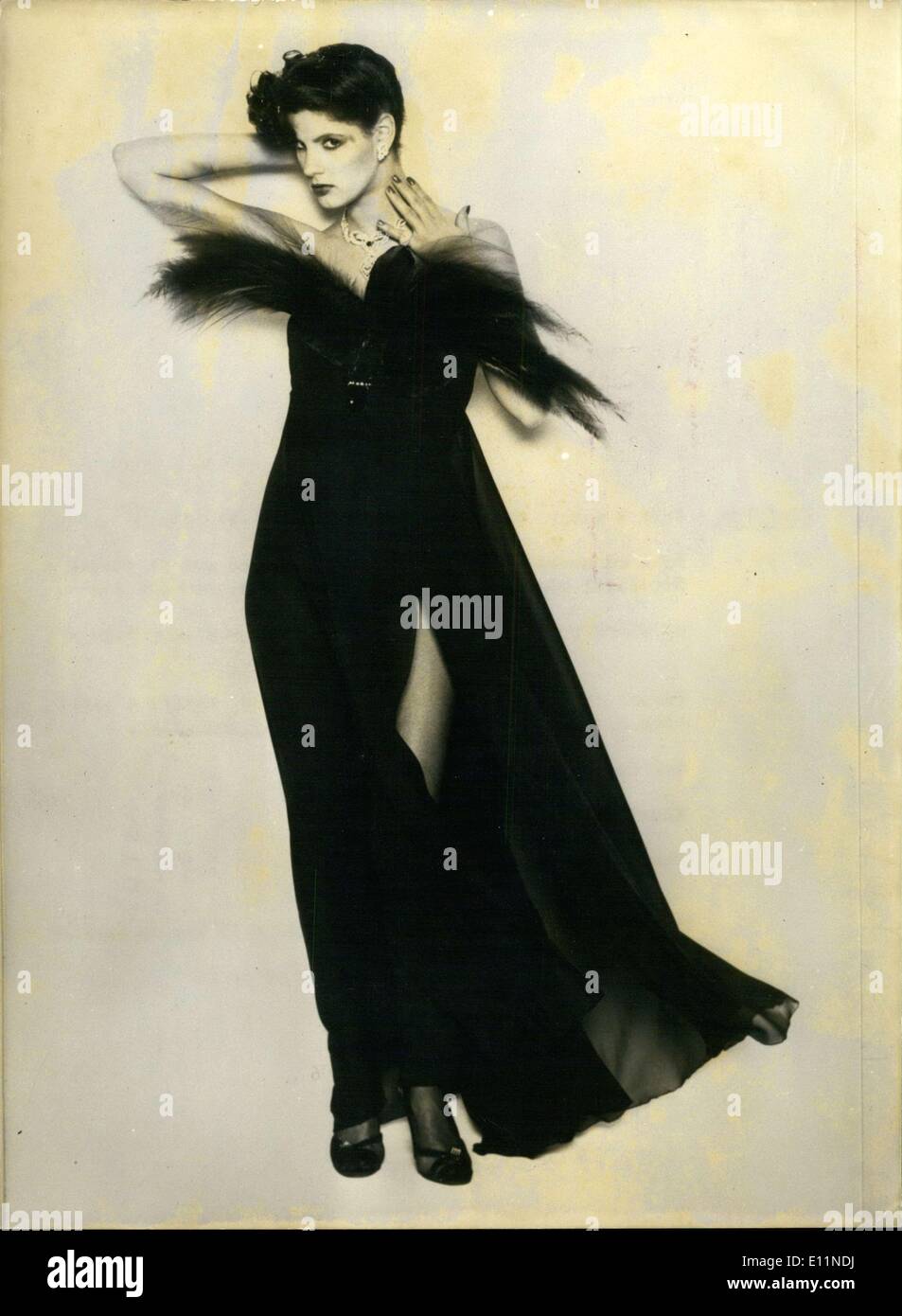 Juillet 02, 1979 - Soirée pour l'automne et l'hiver, Kimijima luxueux du prêt-à-porter sont droites hors de Paris. Ici, c'est une robe du soir en mousseline noir doux avec une grande fente dans l'avant, décorées de plumes d'oiseaux de paradis le long de l'encolure. Banque D'Images