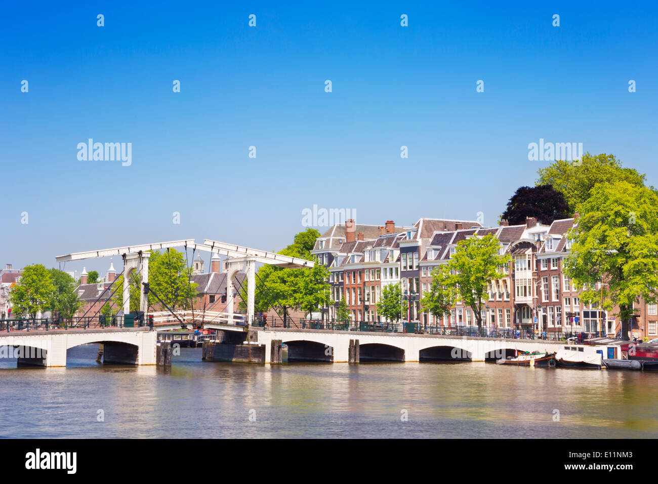 Le Magere Brug (pont "Magere Brug") à Amsterdam sur la rivière Amstel sur une belle journée ensoleillée Banque D'Images