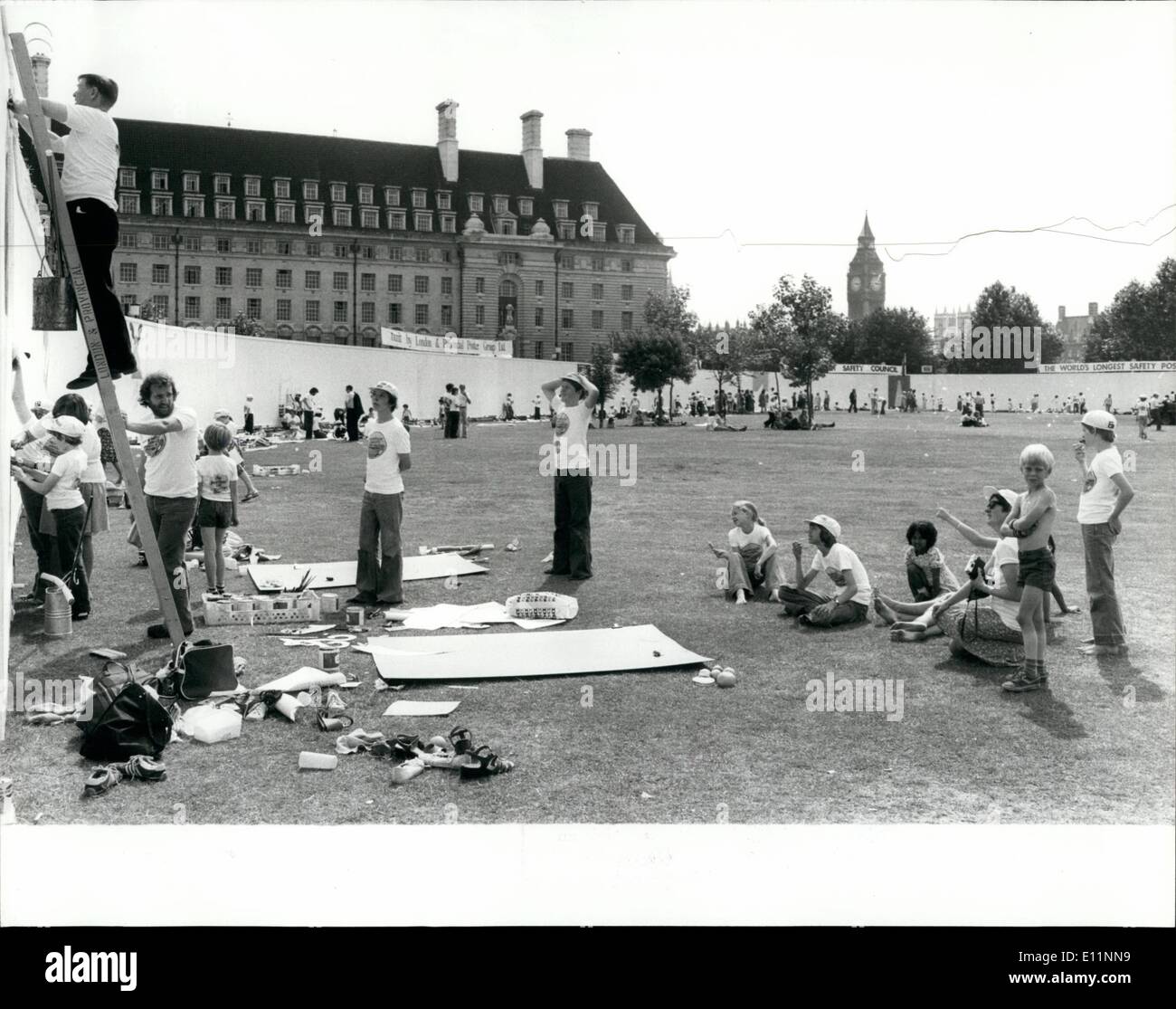 Juillet 07, 1979 - Laissez-les commencer peinture d'affiches sur la sécurité la plus longue du monde ; aujourd'hui était le premier jour du British Safety Council's Banque D'Images