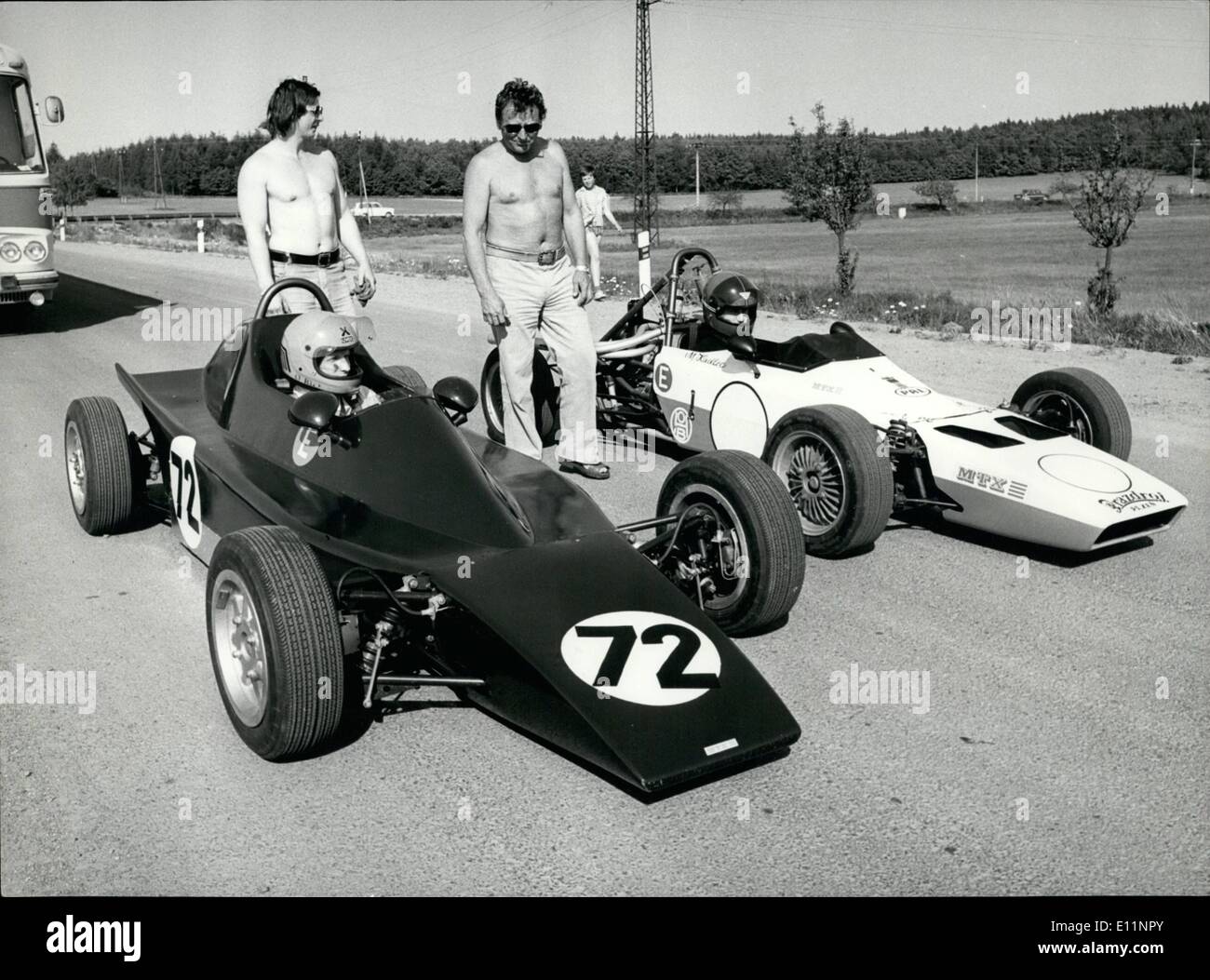 Juillet 07, 1979 - Nouvelle Skoda MTX 1-05 Voiture de course faite à Metalex à Plzen, en Bohême de l'ouest, est le cinquième type de course automobile tchécoslovaque réalisés en petites séries. par rapport à la précédente, la nouvelle MTX 1-01 voiture a un cadre différent et un montage conçu différemment de l'essieu arrière, il n'a mieux les freins et aussi un corps différent. La voiture a une meilleure stabilité lors de la prise de courbes et lors de la conduite en général et est conçu pour renforcer la résistance aux vents latéraux. Pilote d'essai avec la nouvelle Stadler Jaromir Skoda Skoda MmTX MTX 1-05 Le 1-05 (en premier plan) avec le type précédent. Banque D'Images