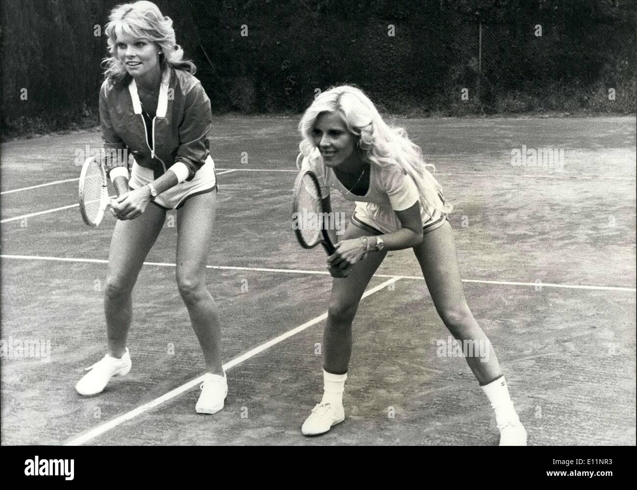 Juillet 08, 1979 - Cathy Lee Crosby et Sylvie Vartan jouant au tennis Banque D'Images