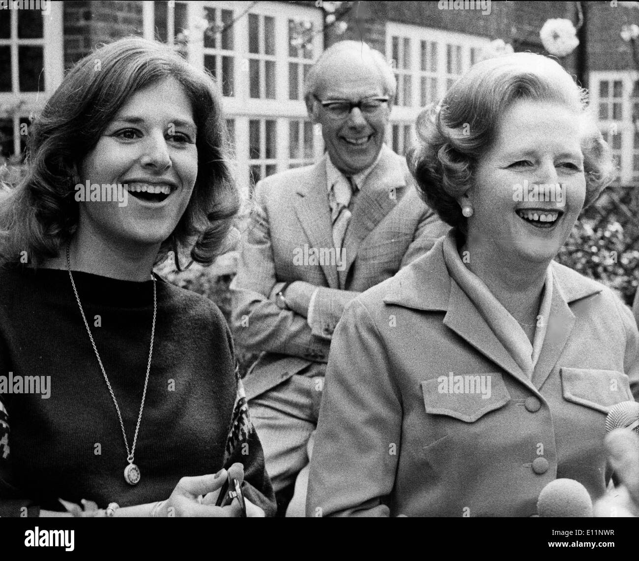 Margaret Thatcher dans le jardin avec la famille Banque D'Images