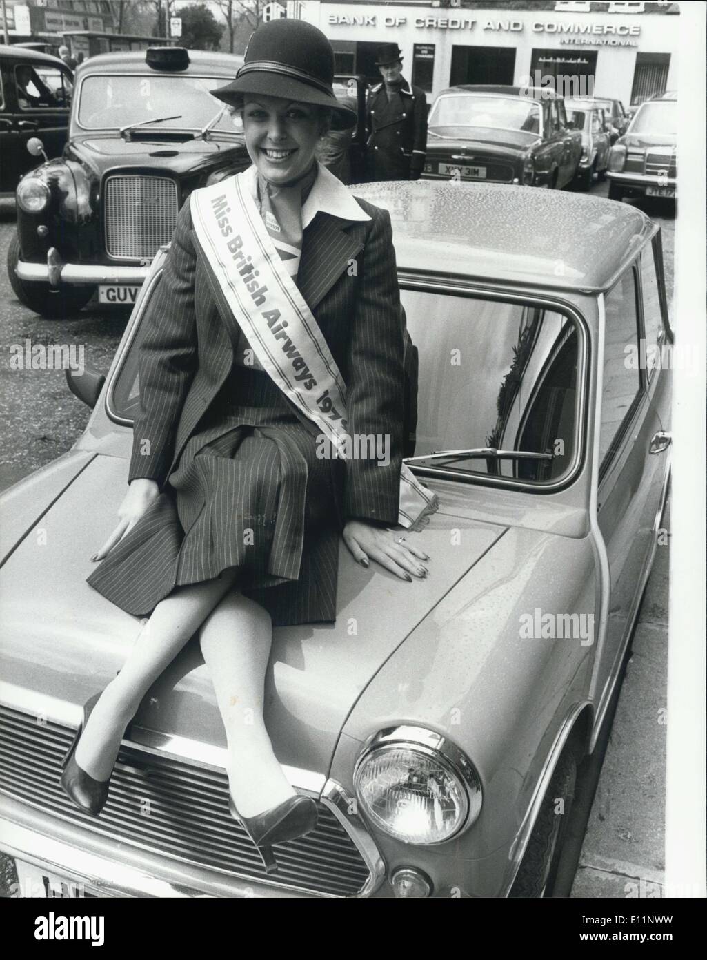 24 avril 1979 - Kim Turner Mlle British Airways 1979 : Kim Turner,23, qui vient de Clapham Park, Londres, et qui a rejoint l'an dernier, British Airways a remporté le titre de 'Miss 1979 British Airways a tenu à l'hôtel Hilton Park Lane,aujourd'hui. Elle est hôtesse de l'air. Photo montre Kim Turner assis sur le capot de l'Austin Morris Mini 1000 qui a été l'un des prix qu'elle a gagné. Banque D'Images