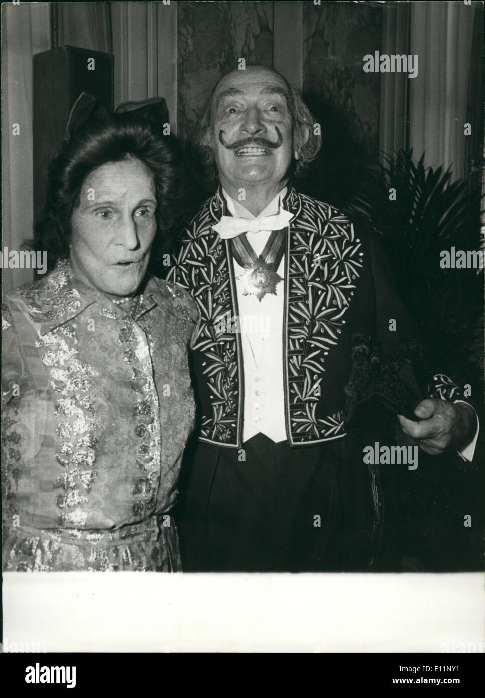 Mai 05, 1979 - à la veille de son installation à l'Académie des beaux-arts, Salvador Dali a reçu son épée académique de Paul Louis Weiller. Location trouvés dans une position fâcheuse Banque D'Images