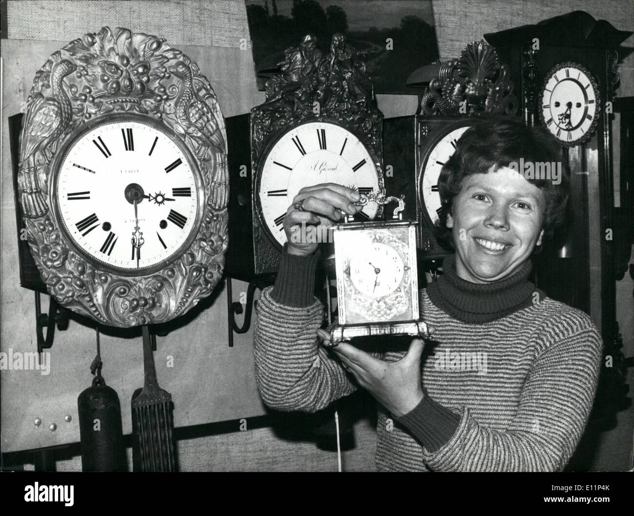 Mai 05, 1979 - Gobelins, armes et autre) chose de valeur. : dans une valeur totale d'environ plus de 12 millions de dollars sont à voir au congrès-hall dans le Deutsches Museum de Munich/West-Germany. Les prix sur ce marché spécial varient entre 7 dollars pour les ustensiles à toucher jusqu'à 90 000 dollars artistiquement pour un diadème d'un Musée autrichien doit  les visiteurs de parler avec des experts sur le marché des antiquités européennes ou sur la collecte spéciale-marchés. Photo montre certaines horloges de de 1800 à 1850. Devant la jeune fille est titulaire d'un réveil à partir de 1820. Banque D'Images