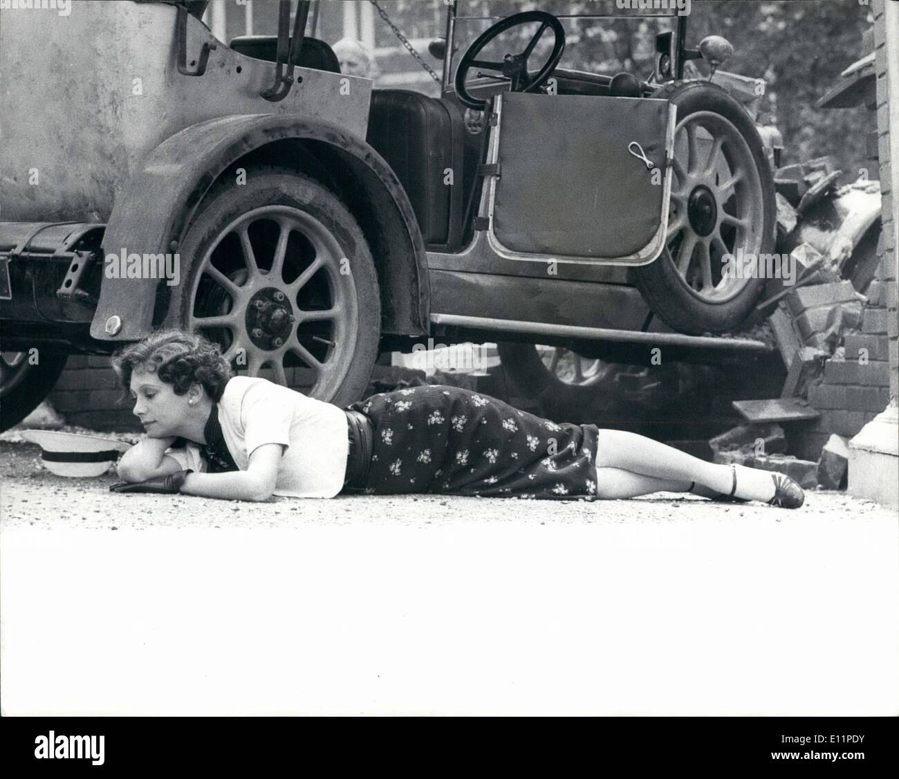 Juin 06, 1979 - Lillie est un succès ; Francesca Annis - qui joue le rôle de la maîtresse Royale de Lillie Langtry ressemble à sa nouvelle série télévisée va aller avec un bang. Francesco, 33 ans, joue un détective amateur dans une partie de la production de trois Agatha Christie thriller ''Pourquoi n'ont-ils pas demander à Evans ?''. Elle plante sa voiture dans un mur alors que sur la piste d'un suspect. D'autres stars : Sir Bernard Miles, Sir John Gielgud, la série sera affiché plus tard cette année sur le week-end de Londres. Banque D'Images