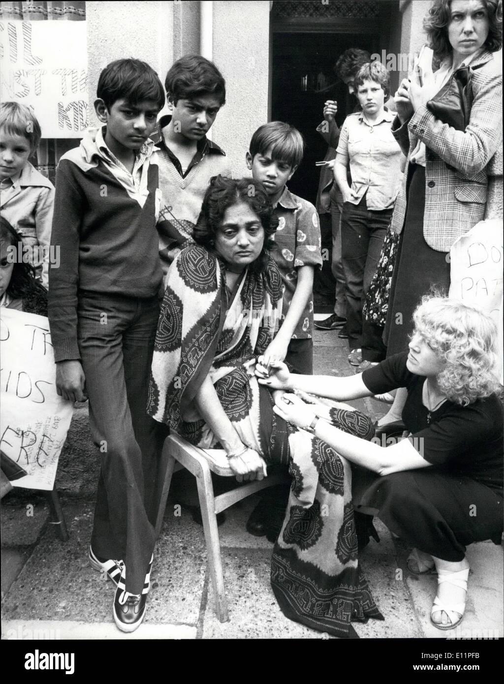 08 août, 1979 - sursis pour les trois frères indiens : Ministre de l'intérieur Timothy Raison comme différé l'expulsion pour trois jours des trois fils de Mme Patel, Manu retour à l'Inde. Le Home Office a ordonné aux garçons, Diptesh, 10, Sanjesh, 13, et 16, d'être Jayesh à Heathrow pour attraper un vol de 18 h 4 à Bombay. Des fonctionnaires ont dit que les garçons doivent quitter parce que Mme Patel n'a pas participé à la procédure correcte pour les traduire en Grande-Bretagne en dépit des conseils à faire. La grâce a été donnée comme il est entendu que l'argent est recueilli pour permettre à Mme Banque D'Images