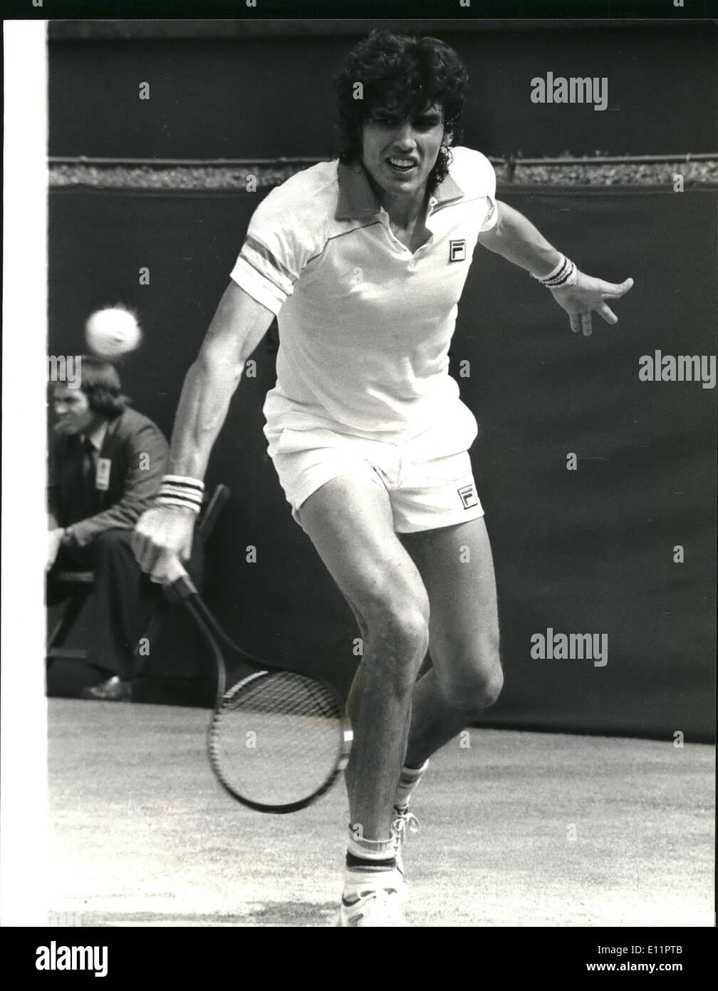 Juin 06, 1979 - Mc Enroe Pecci V dans la finale du tennis Astois Stella  Queen's Club. Montre Photo : Victor Pecci (Paraguay) vu en action contre  John Mc Enroe durant la